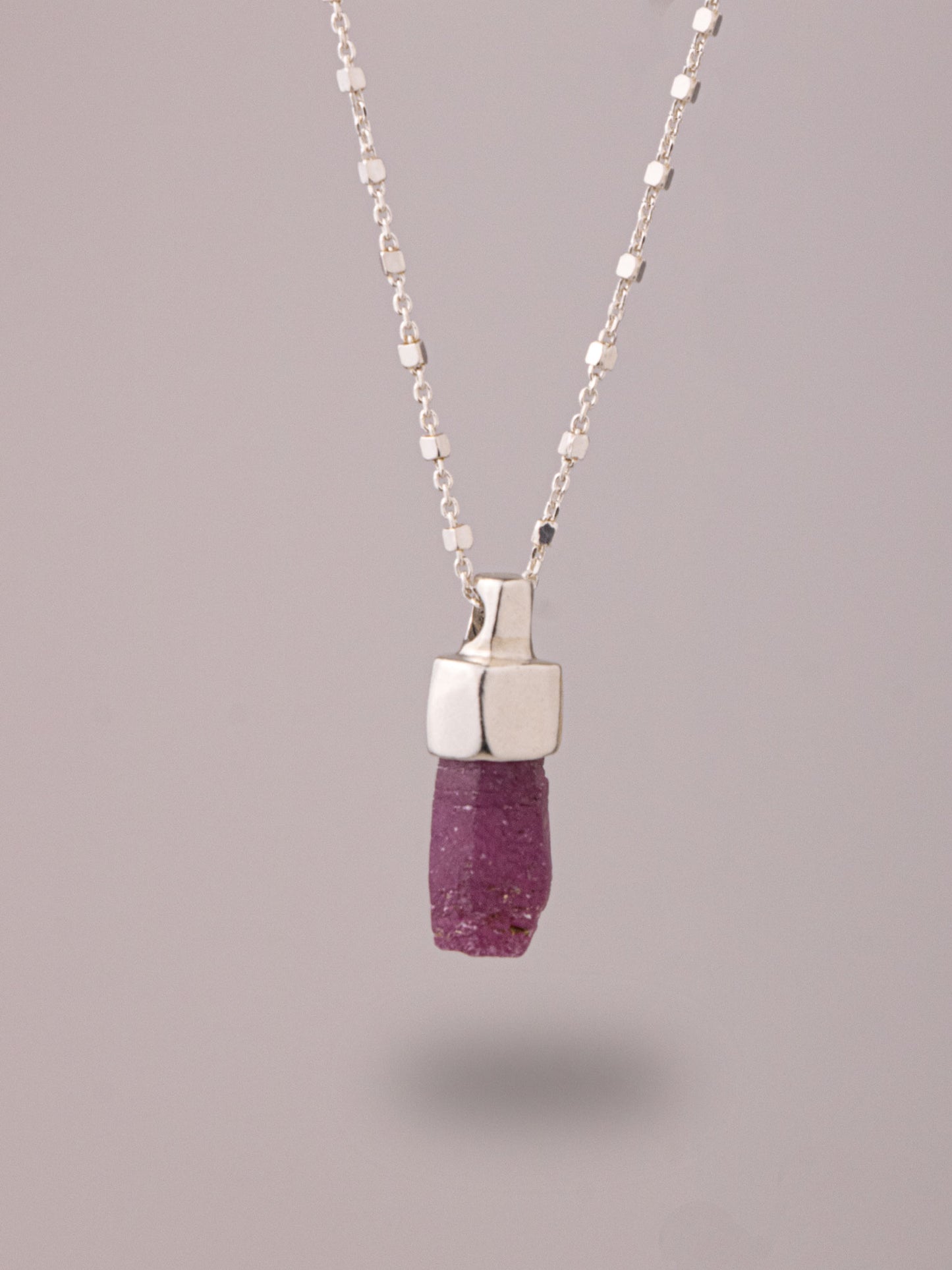 Χειροποίητo χυτό μενταγιόν από ασήμι 925 με ακατέργαστο Ρουμπίνι