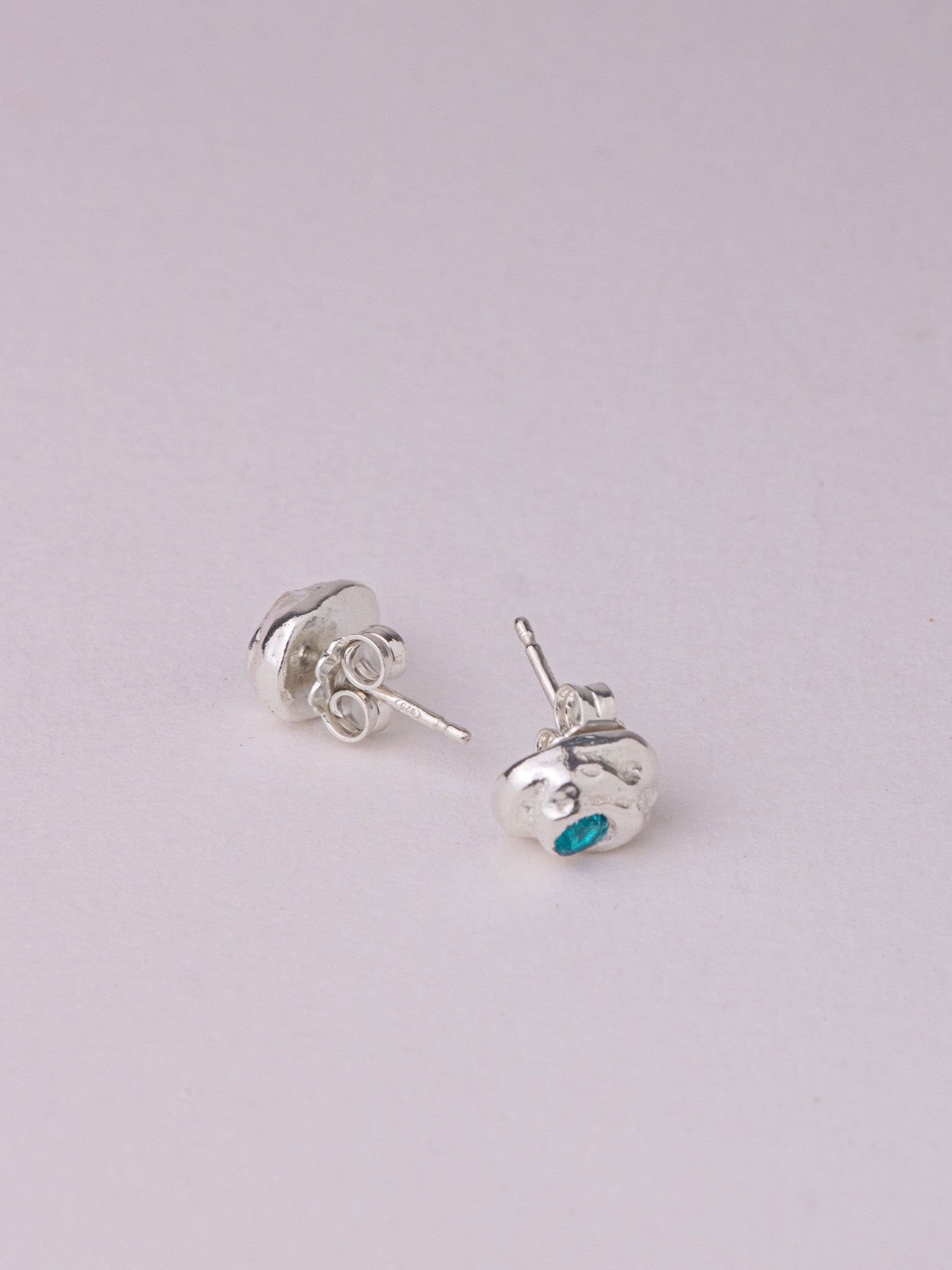 Χειροποίητα χυτά σκουλαρίκια από καθαρό ασήμι με γαλαζοπράσινο Cubic Zirconia