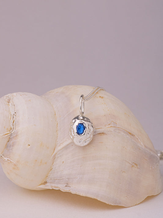 Χειροποίητo χυτό μενταγιόν από καθαρό ασήμι με μπλε Cubic Zirconia