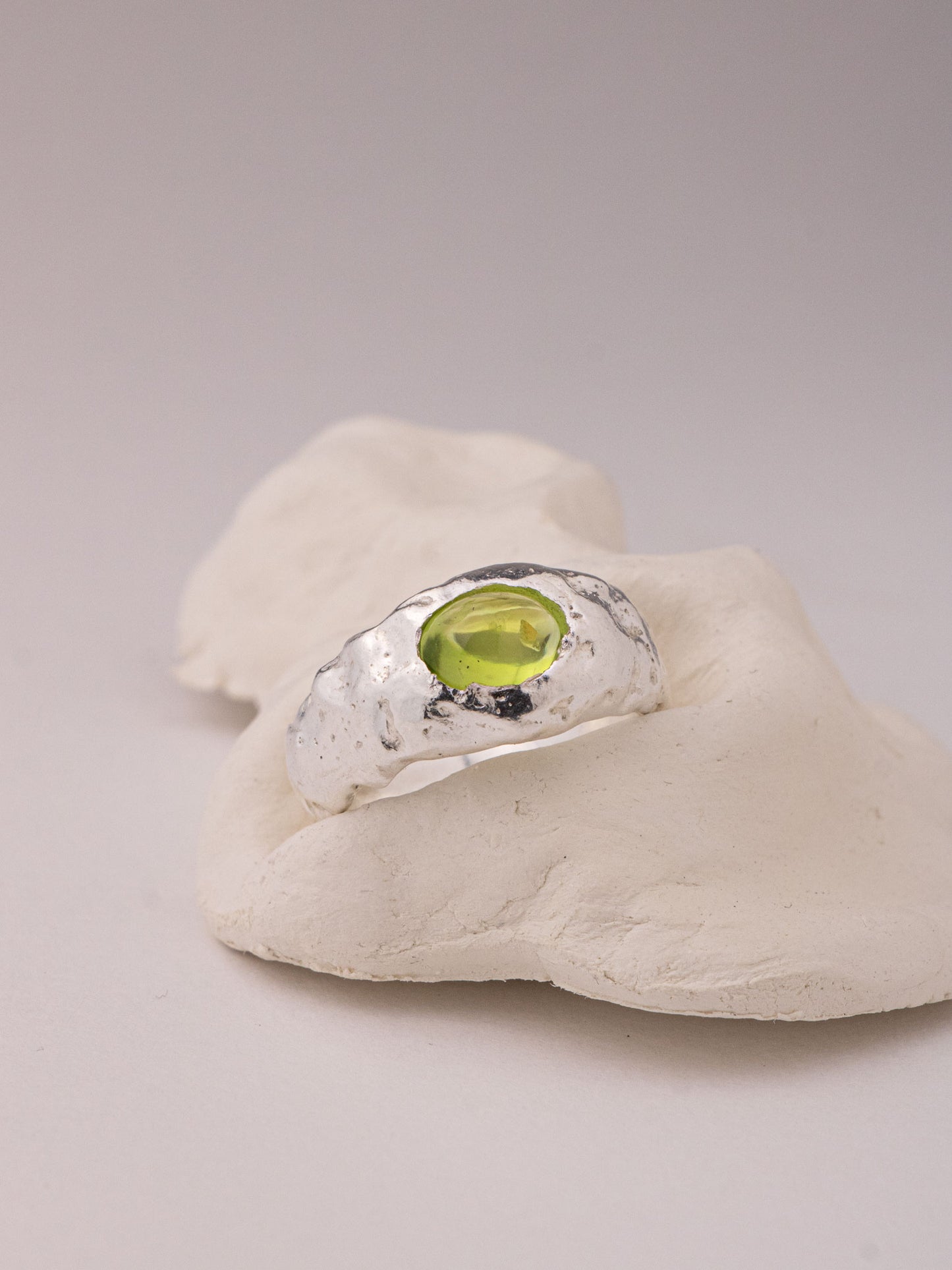 Χειροποίητo χυτό δαχτυλίδι από καθαρό ασήμι με περίδοτο