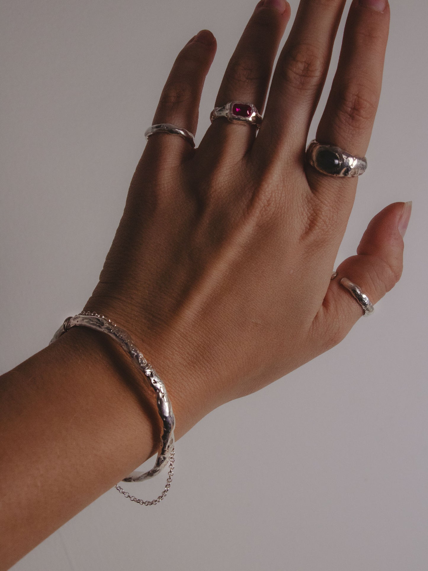 Χειροποίητo χυτό δαχτυλίδι από καθαρό ασήμι με φούξια Cubic Zirconia