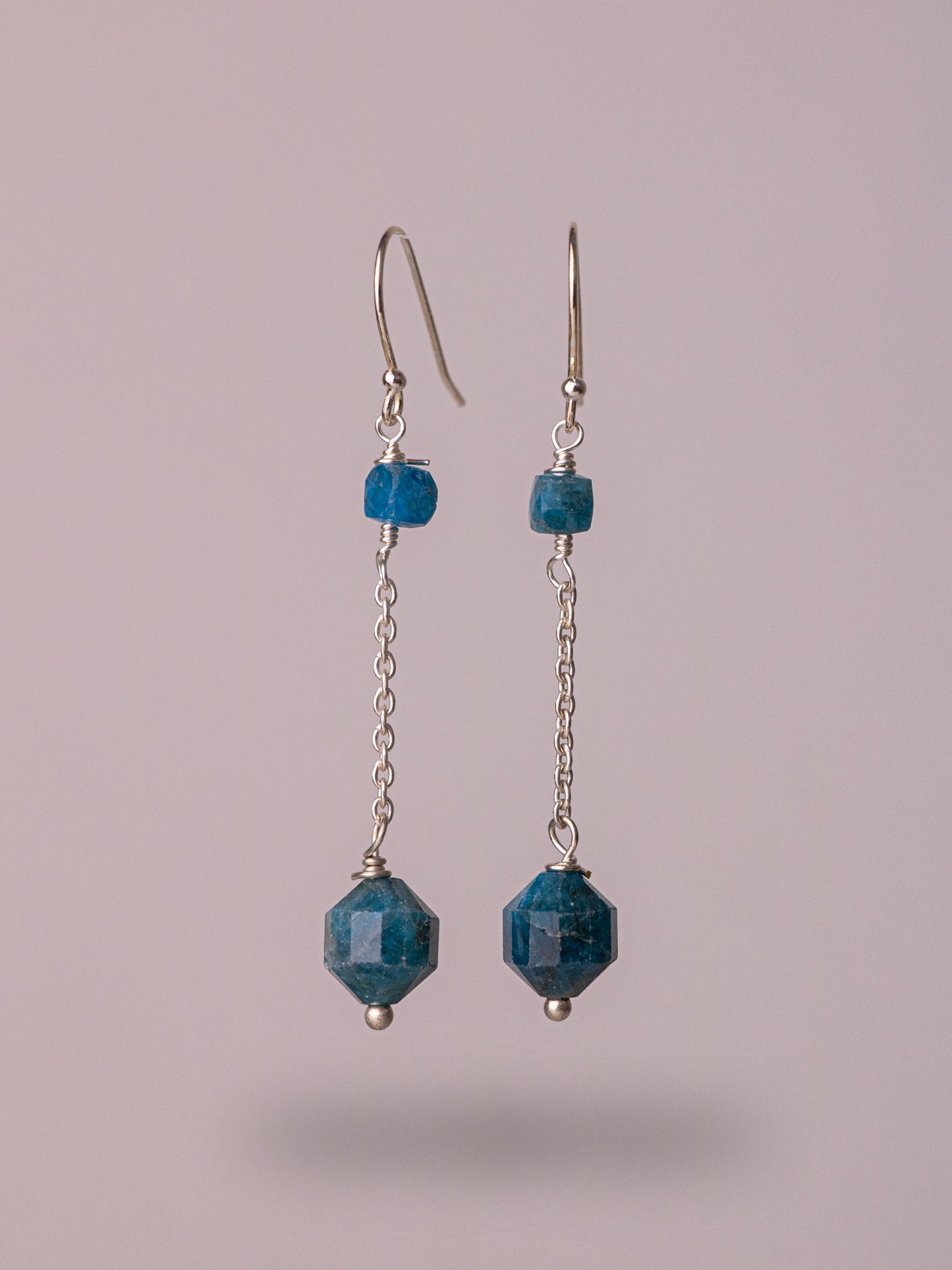 Ασημένια κρεμαστά σκουλαρίκια με τον ημιπολύτιμο λίθο Απατίτη κατασκευασμένα από ασήμι 925.