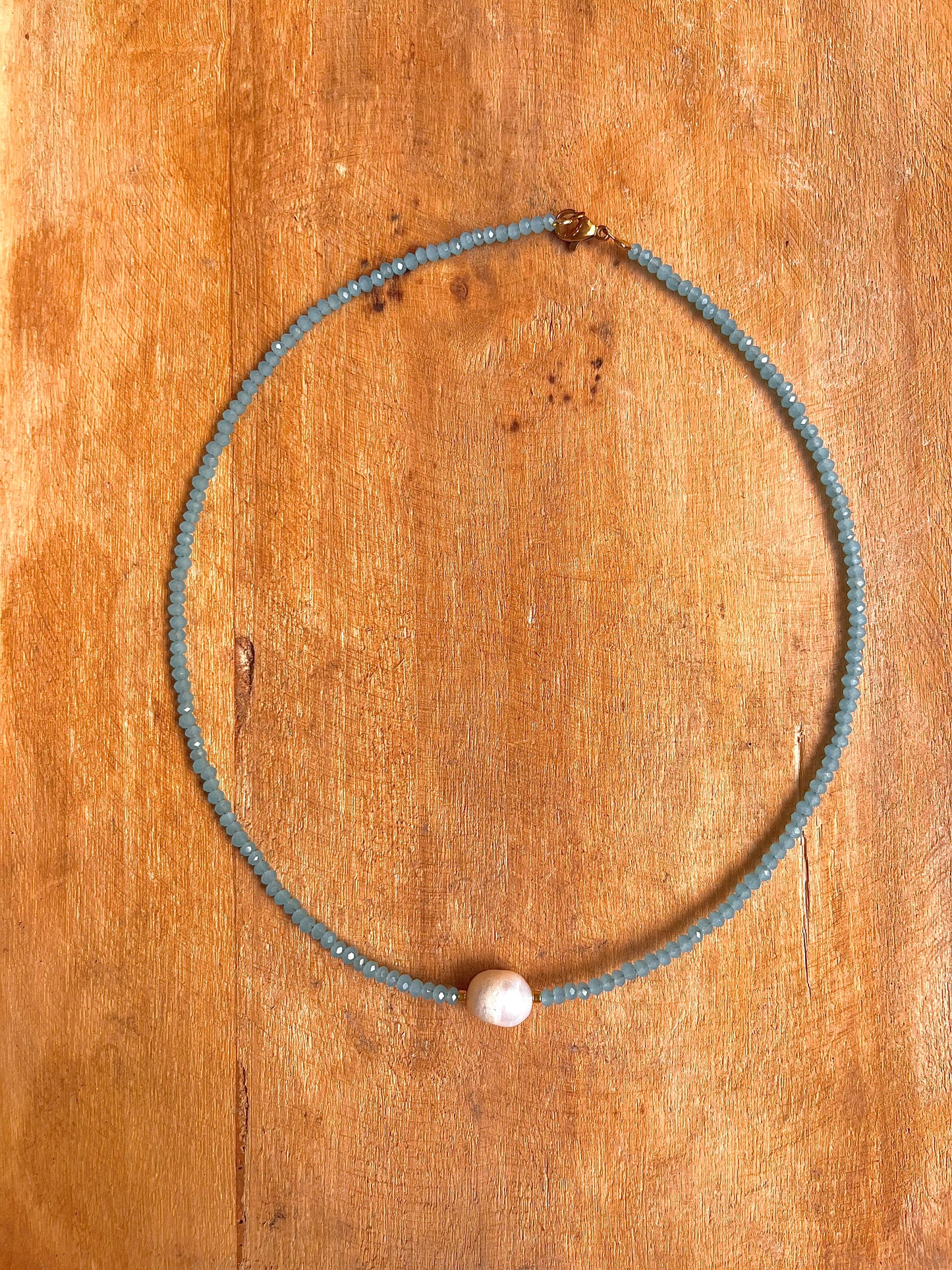 Χειροποίητo γαλάζιο κολιέ με μαργαριτάρι και ατσάλινο κούμπωμα