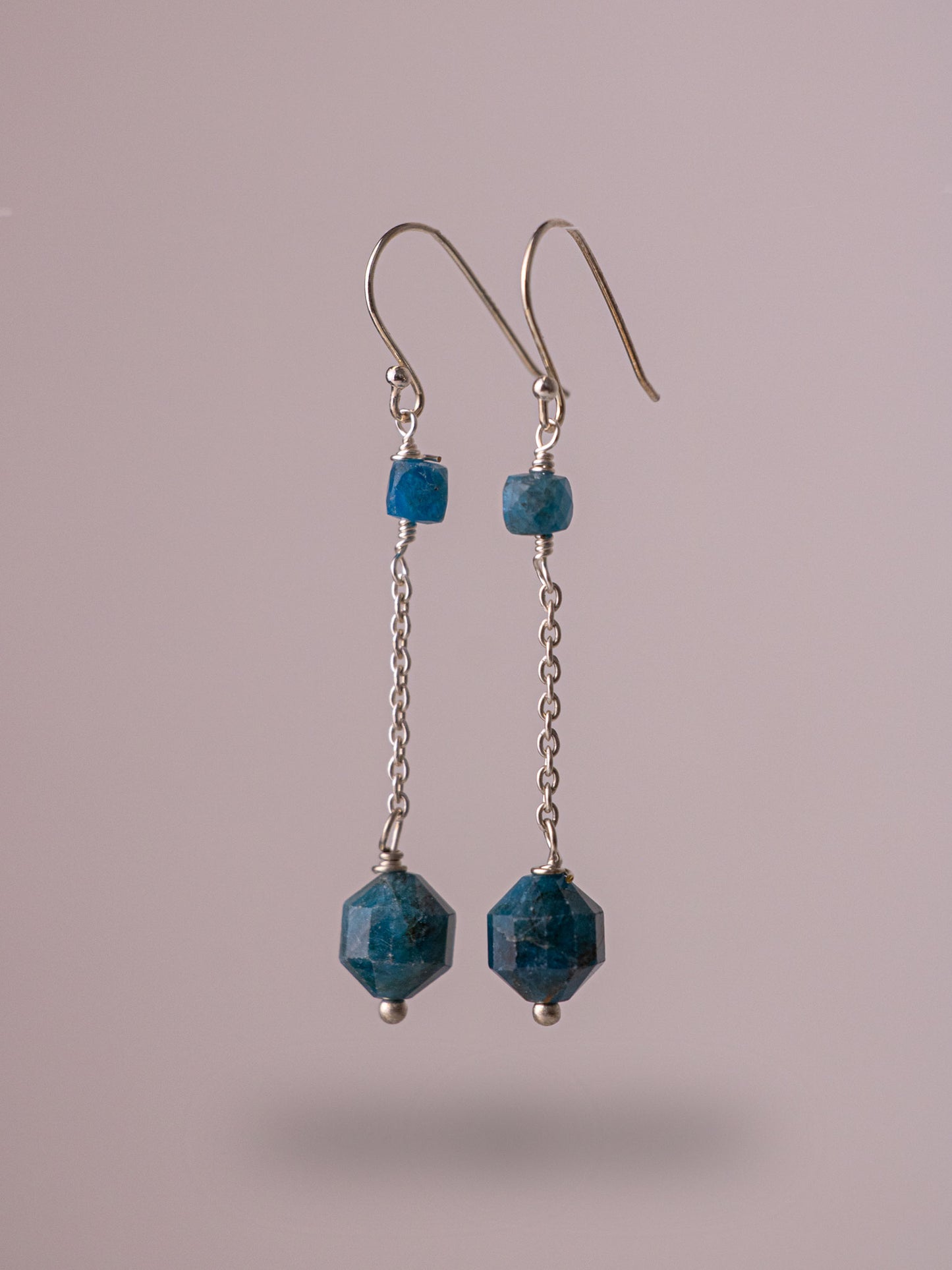 Ασημένια κρεμαστά σκουλαρίκια με τον ημιπολύτιμο λίθο Απατίτη κατασκευασμένα από ασήμι 925.