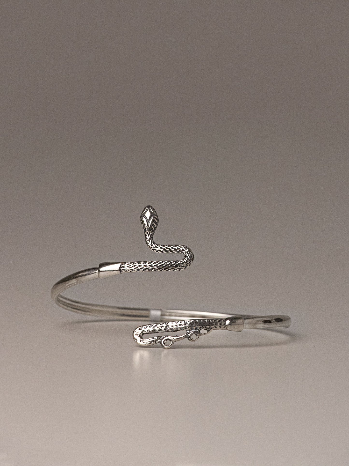 Ασημένιο χειροποίητο σκαλιστό βραχιόλι σε σχήμα φιδιού κατασκευασμένο από ασήμι 925