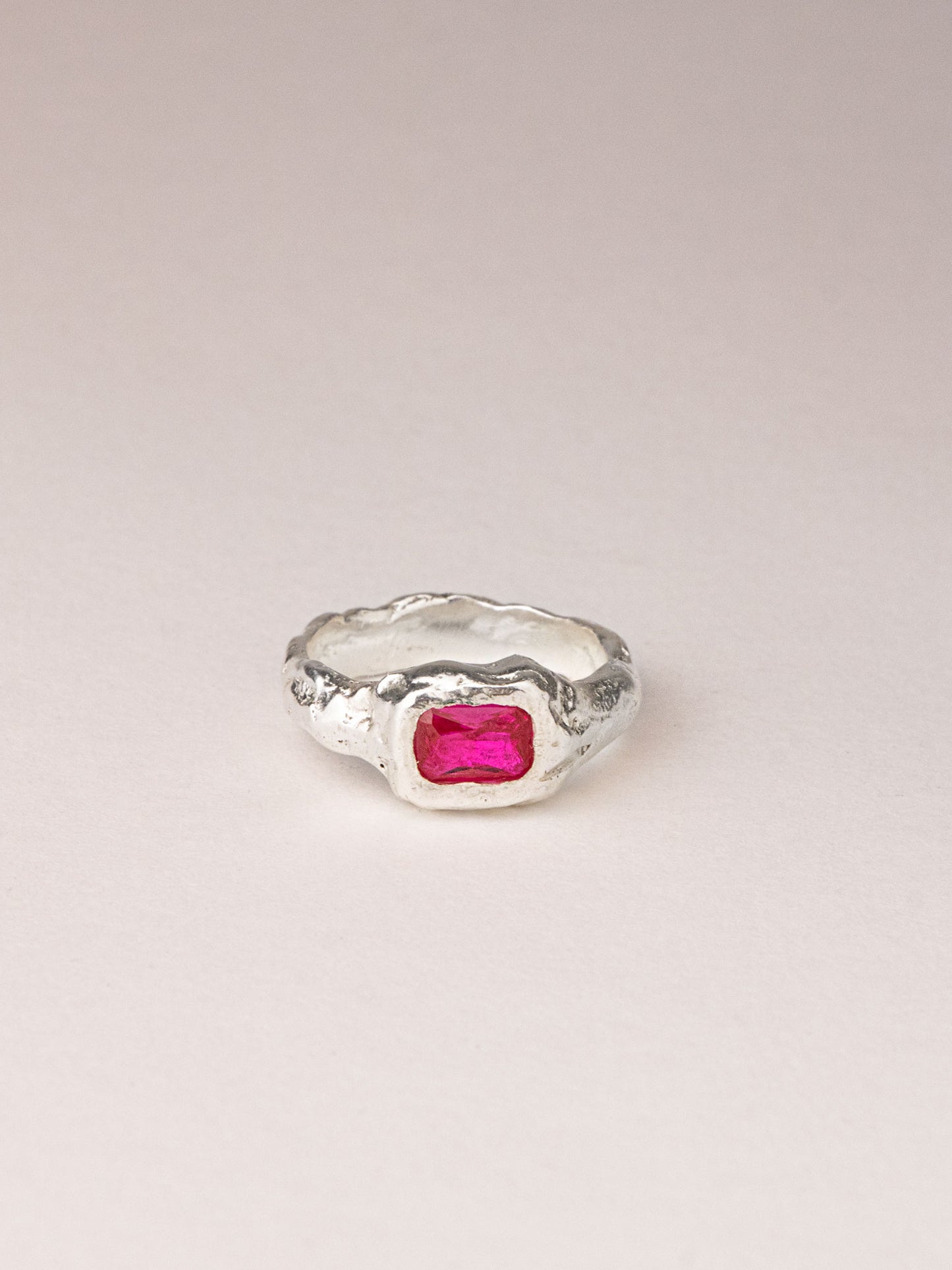 Χειροποίητo χυτό δαχτυλίδι από καθαρό ασήμι με φούξια Cubic Zirconia