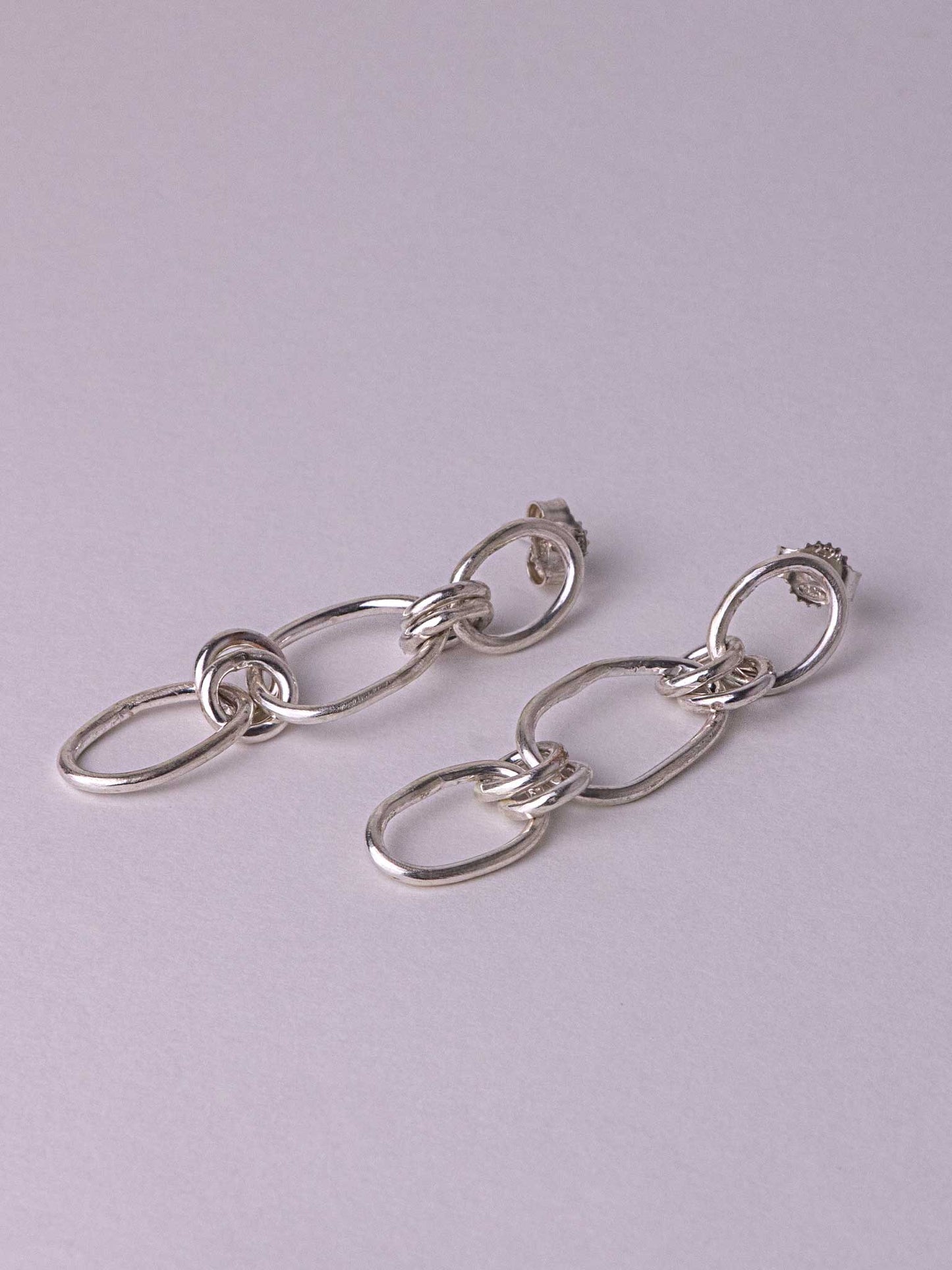 Ασημένια κρεμαστά σκουλαρίκια με αλυσίδα από χειροποίητους κρίκους.