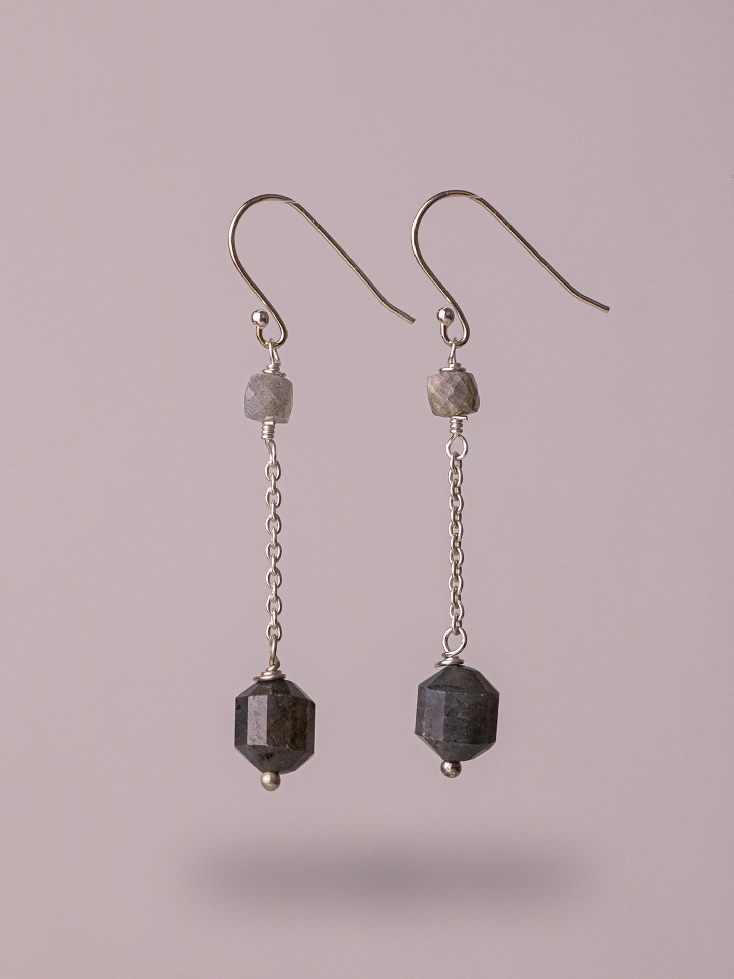 Ασημένια κρεμαστά σκουλαρίκια με Λαμπραδορίτη κατασκευασμένα από ασήμι 925.