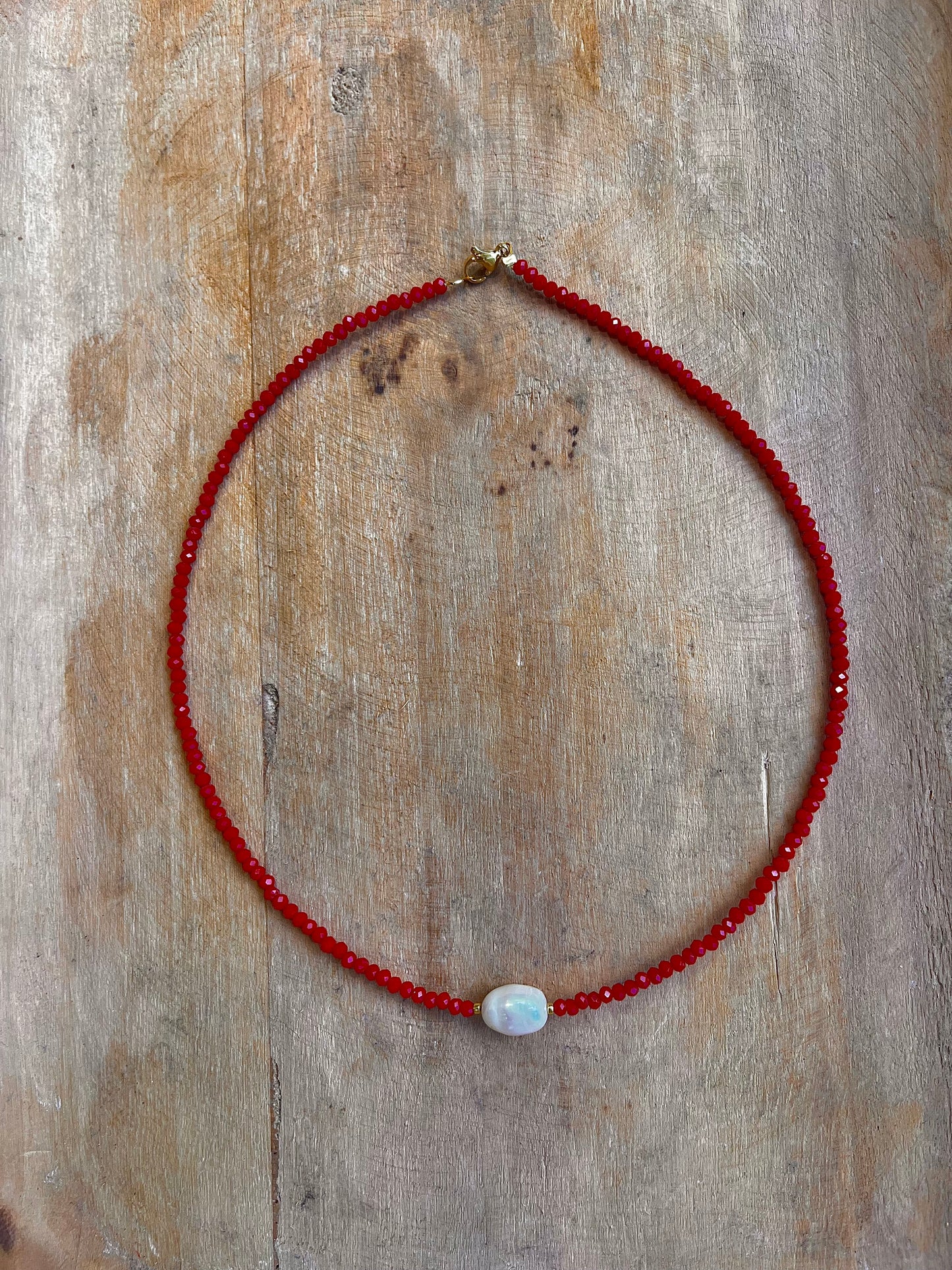 Χειροποίητo κόκκινο κολιέ με μαργαριτάρι και ατσάλινο κούμπωμα