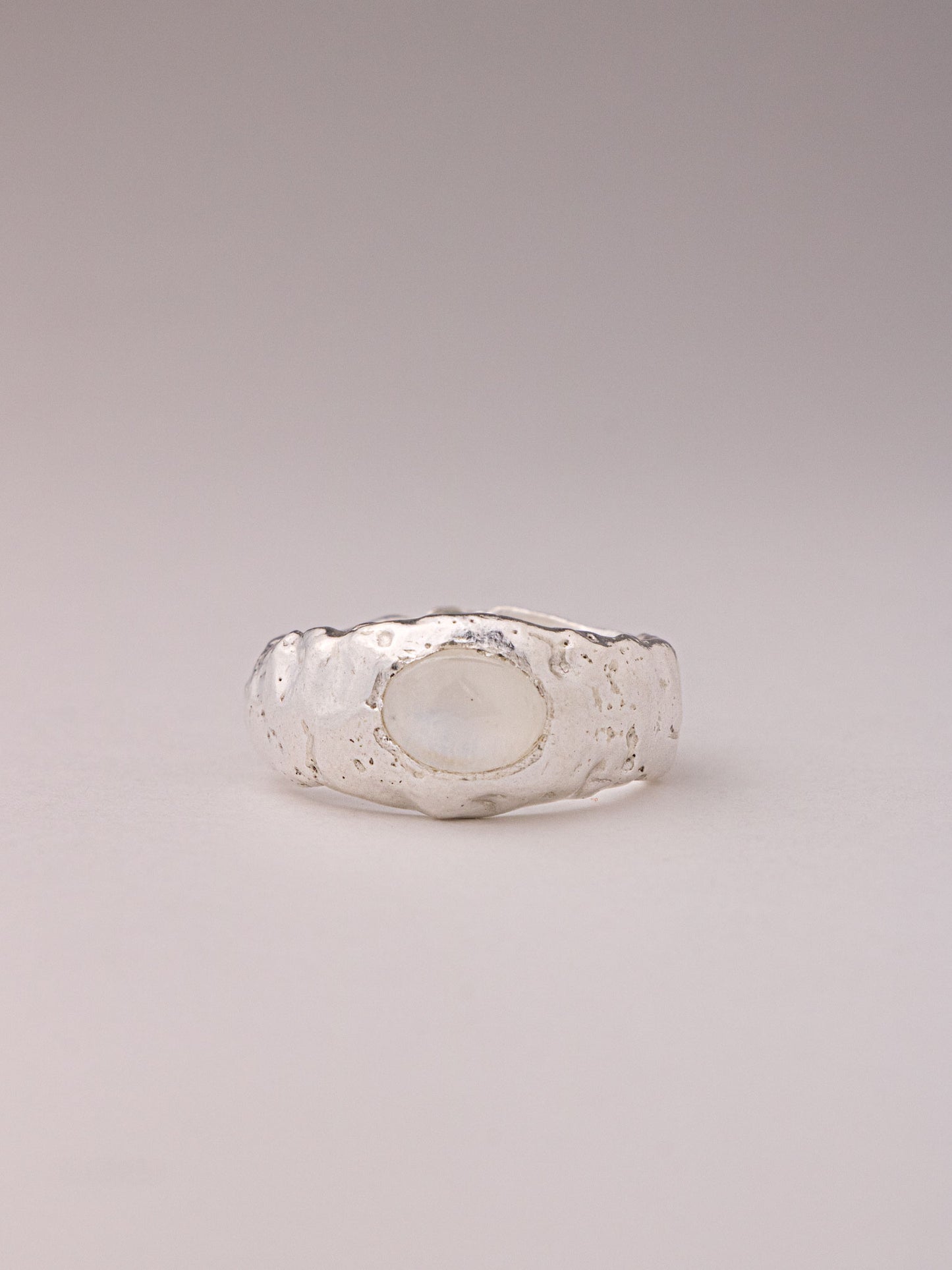 Χειροποίητo χυτό δαχτυλίδι από καθαρό ασήμι με Φεγγαρόπετρα