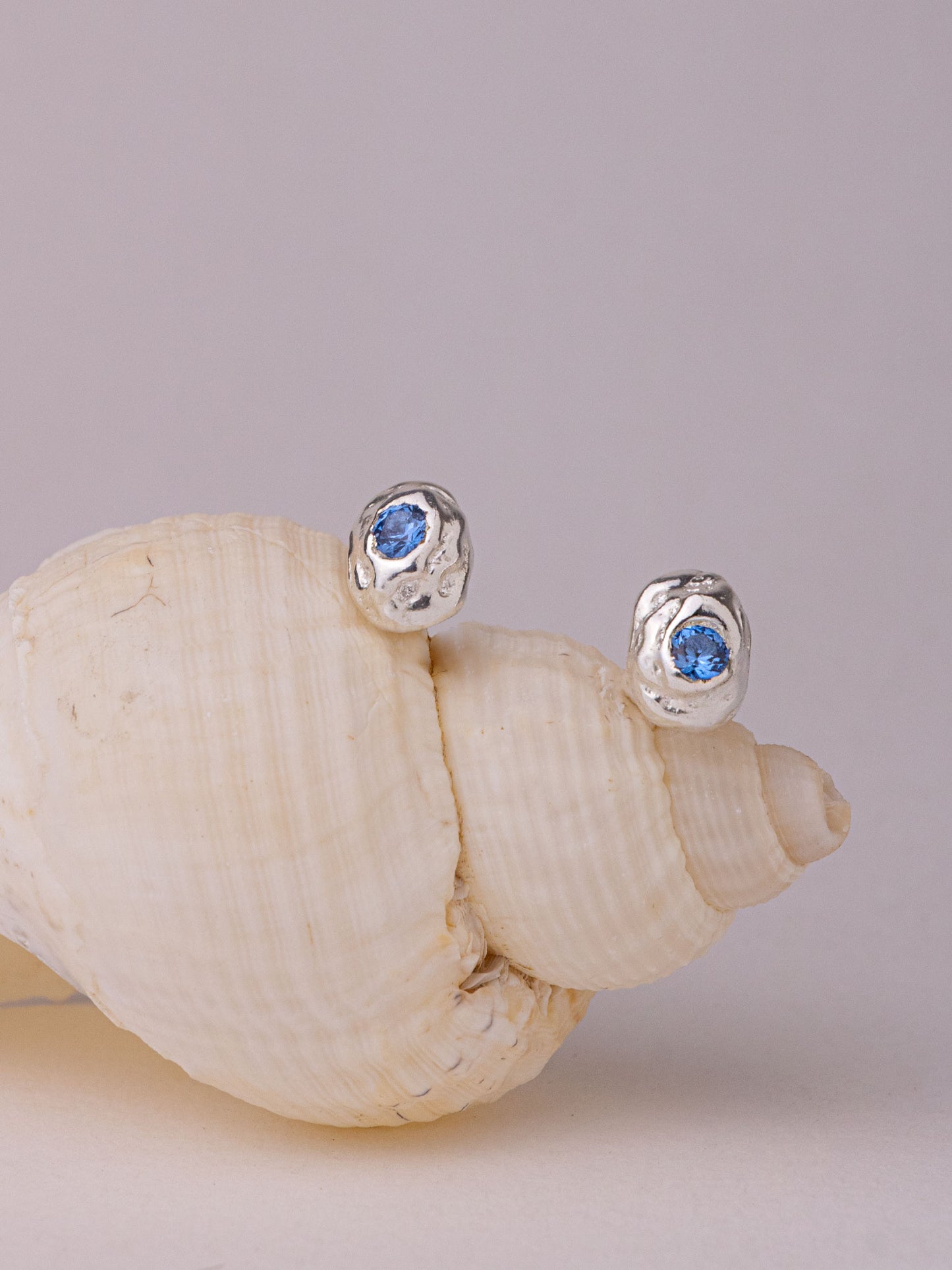 Χειροποίητα χυτά σκουλαρίκια από καθαρό ασήμι με γαλάζιο Cubic Zirconia