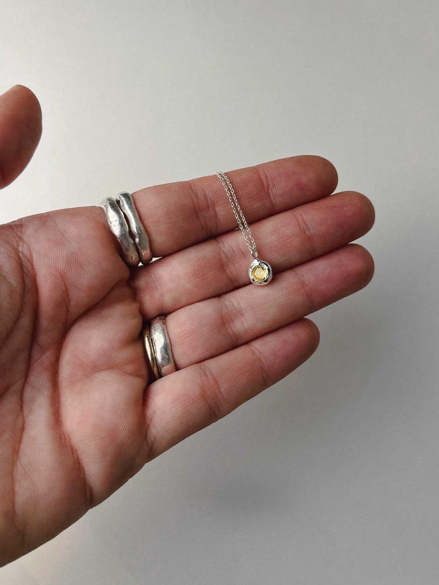 Χειροποίητo χυτό μενταγιόν από καθαρό ασήμι με κίτρινο Cubic Zirconia