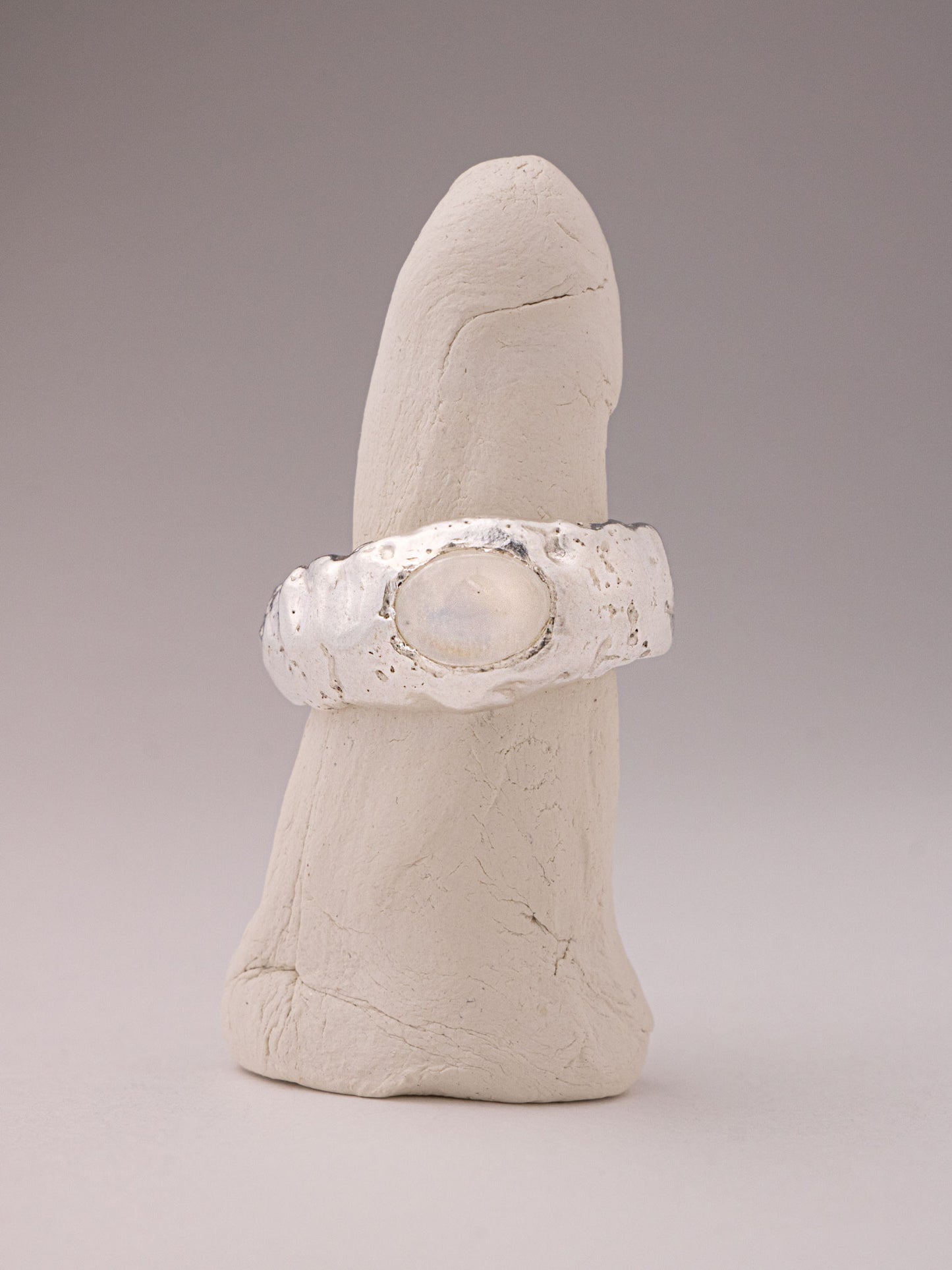 Χειροποίητo χυτό δαχτυλίδι από καθαρό ασήμι με Φεγγαρόπετρα