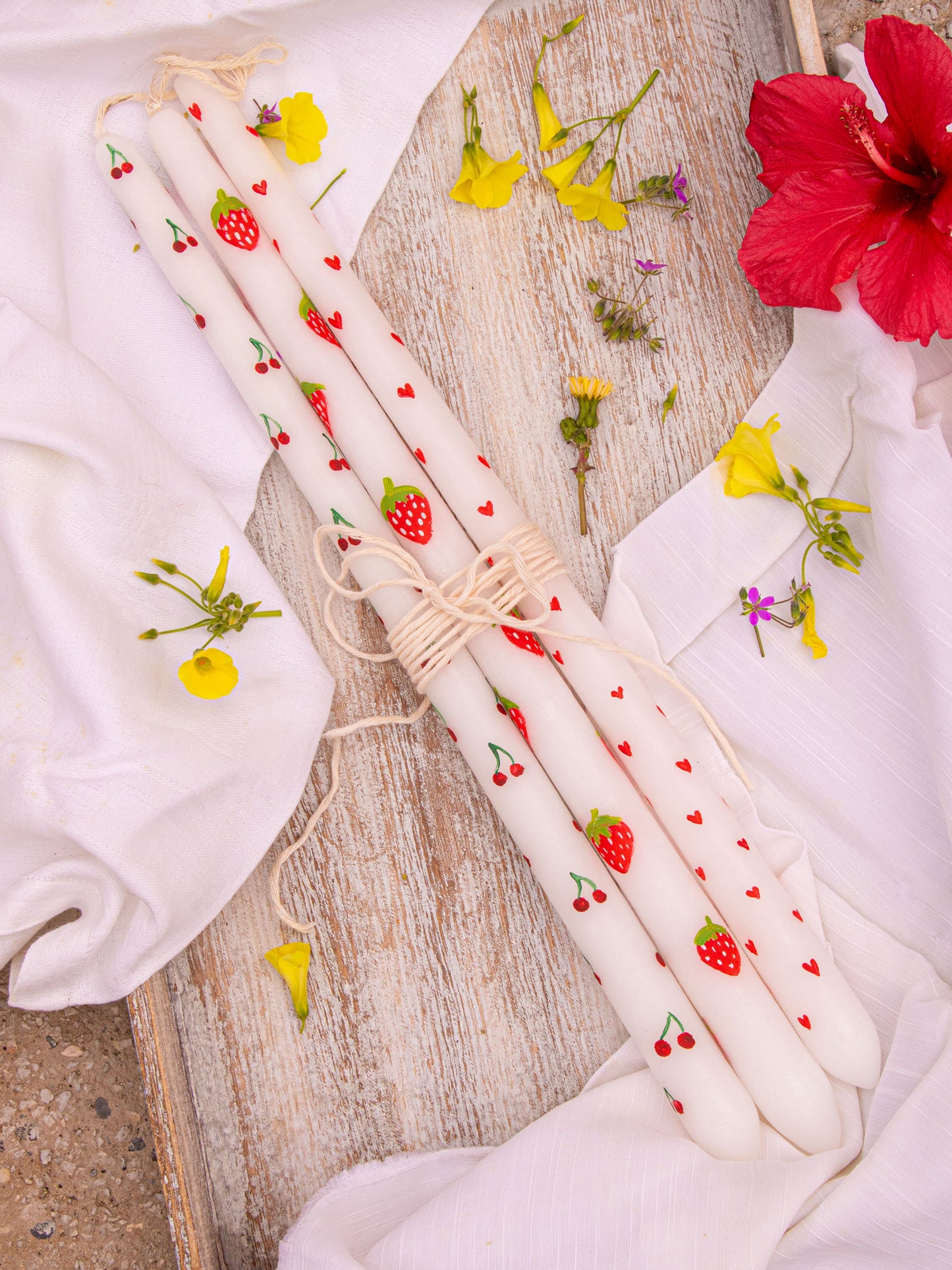 Σετ με 3 χειροποίητες λαμπάδες με κερασάκια, φράουλες και καρδούλες ζωγραφιστές στο χέρι από το Simoon.