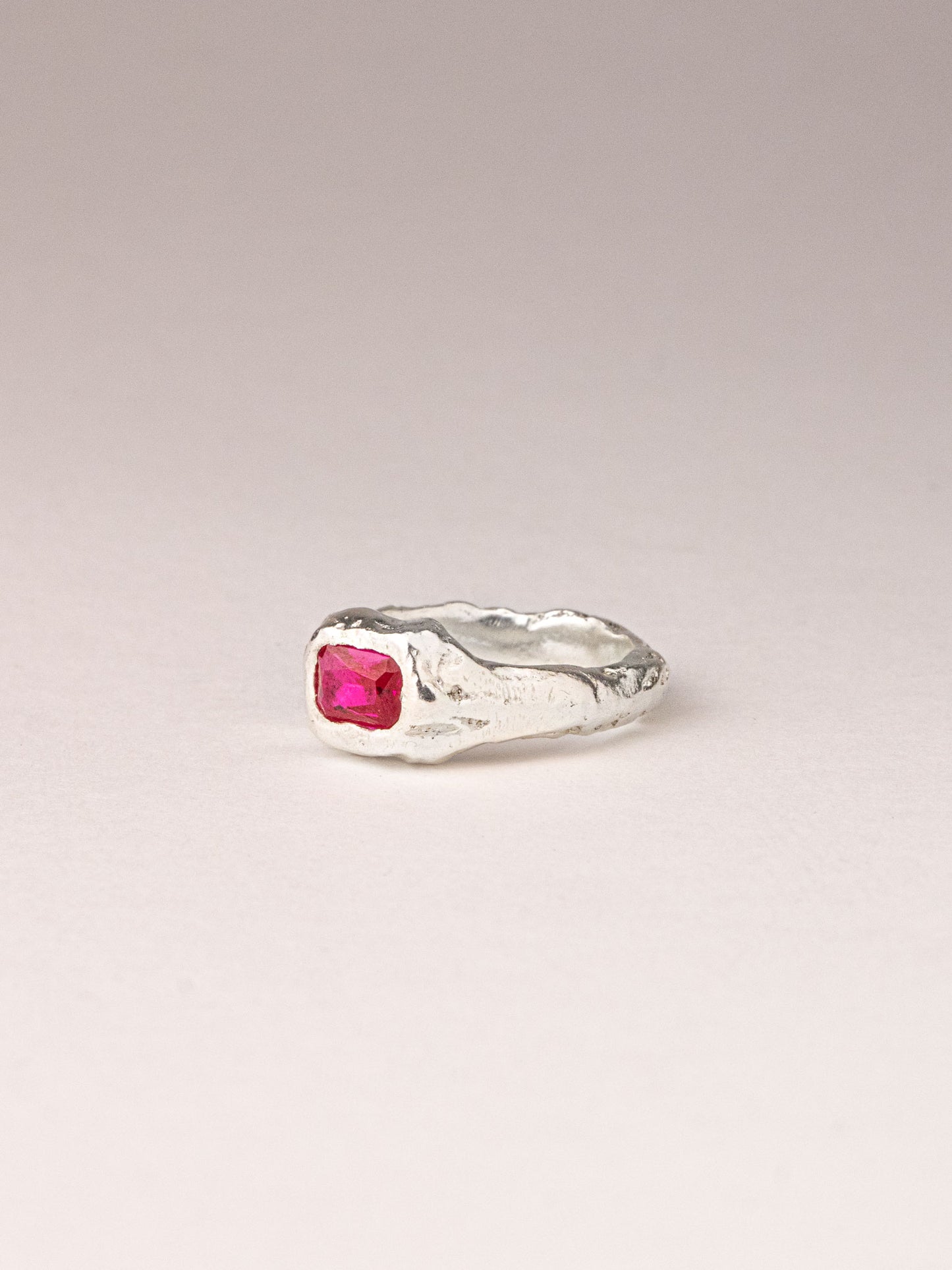 Χειροποίητo χυτό δαχτυλίδι από καθαρό ασήμι με φούξια Cubic Zirconia