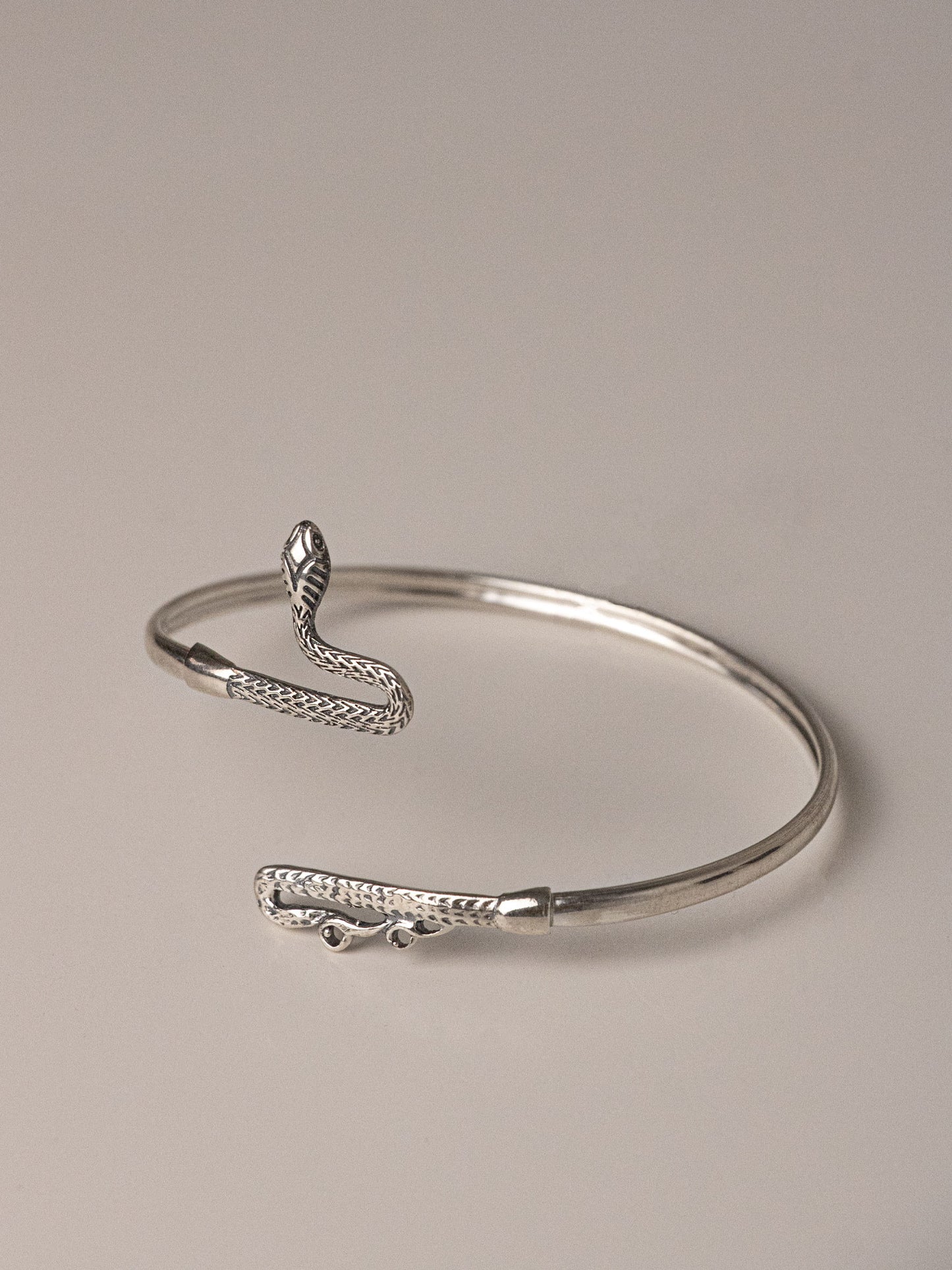Ασημένιο χειροποίητο σκαλιστό βραχιόλι σε σχήμα φιδιού κατασκευασμένο από ασήμι 925