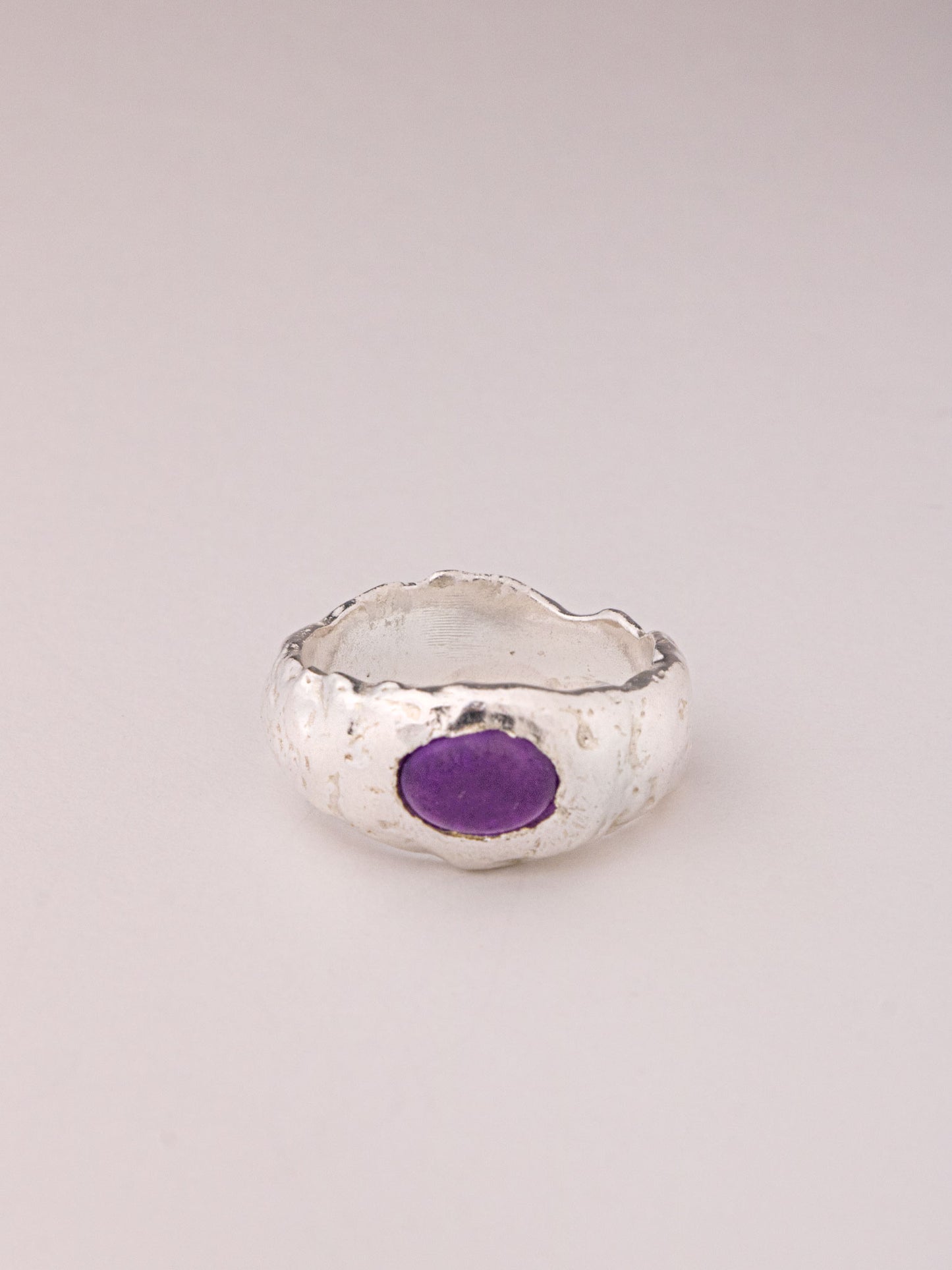 Χειροποίητo χυτό δαχτυλίδι από καθαρό ασήμι με Αμέθυστο