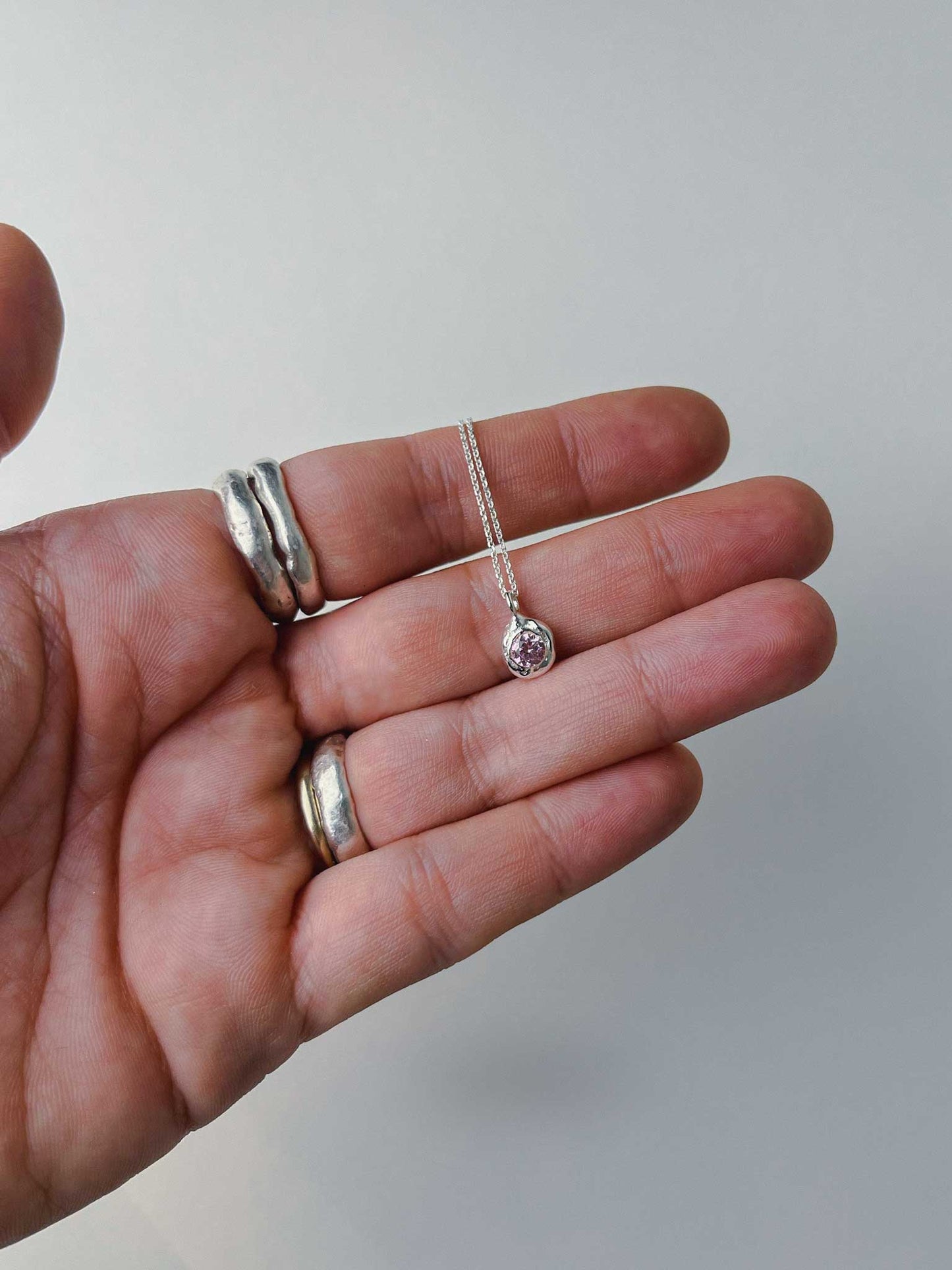 Χειροποίητo χυτό μενταγιόν από καθαρό ασήμι με ροζ Cubic Zirconia