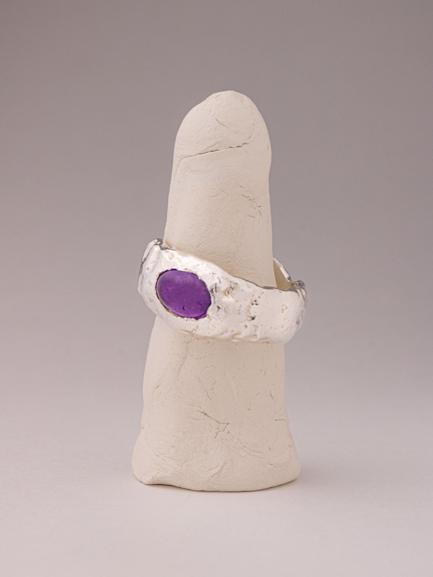 Χειροποίητo χυτό δαχτυλίδι από καθαρό ασήμι με Αμέθυστο