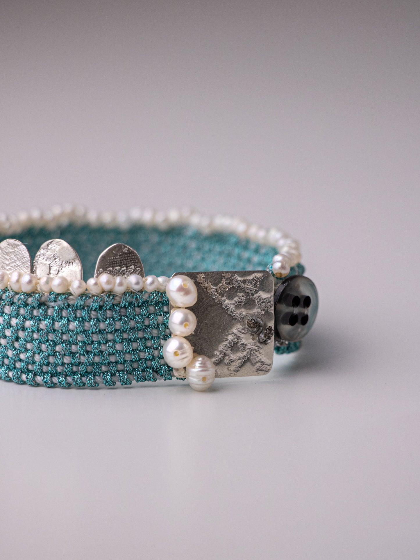 Χειροποίητo υφαντό βραχιόλι από καθαρό ασήμι και μαργαριτάρια 