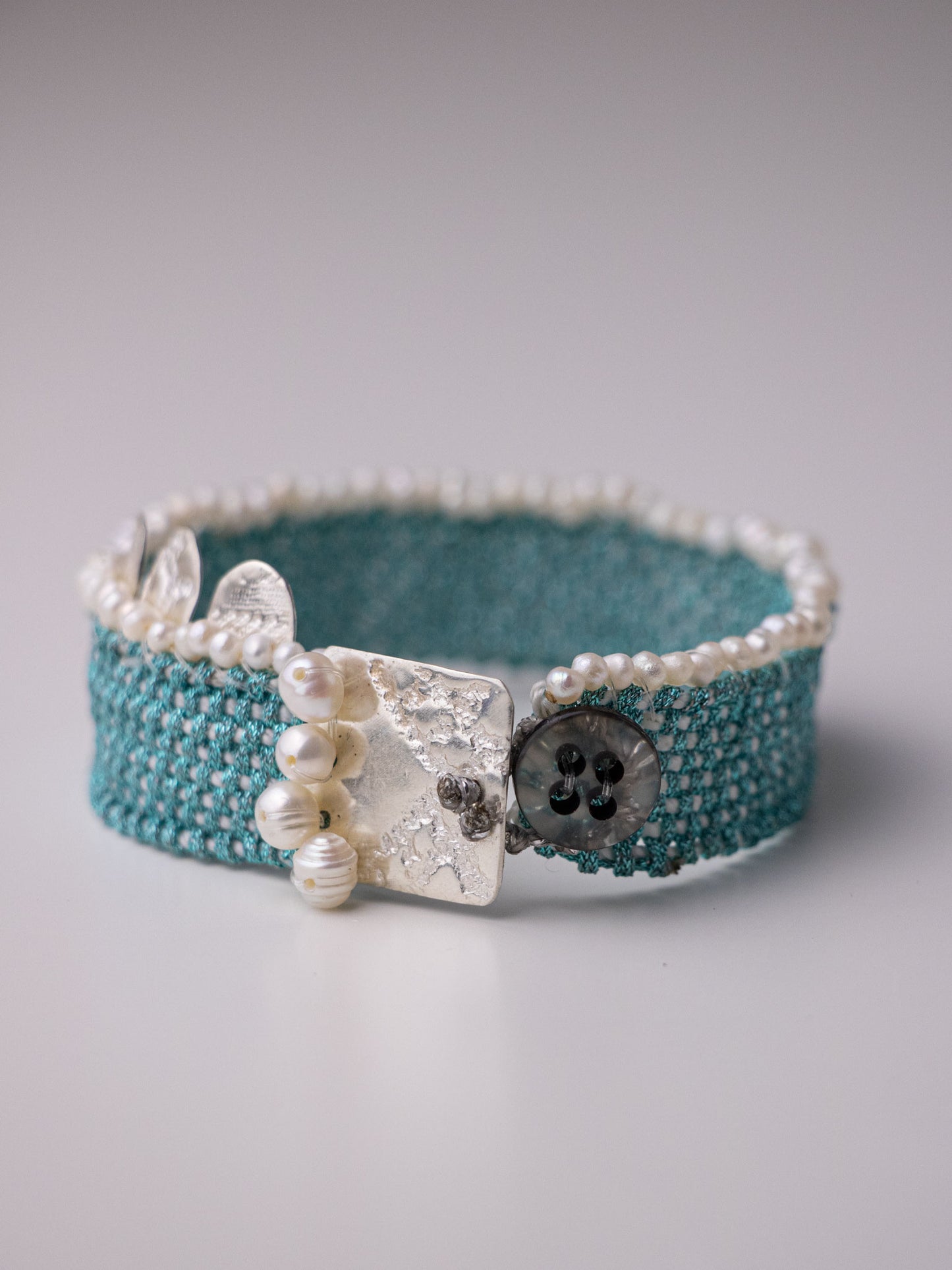 Χειροποίητo υφαντό βραχιόλι από καθαρό ασήμι και μαργαριτάρια 