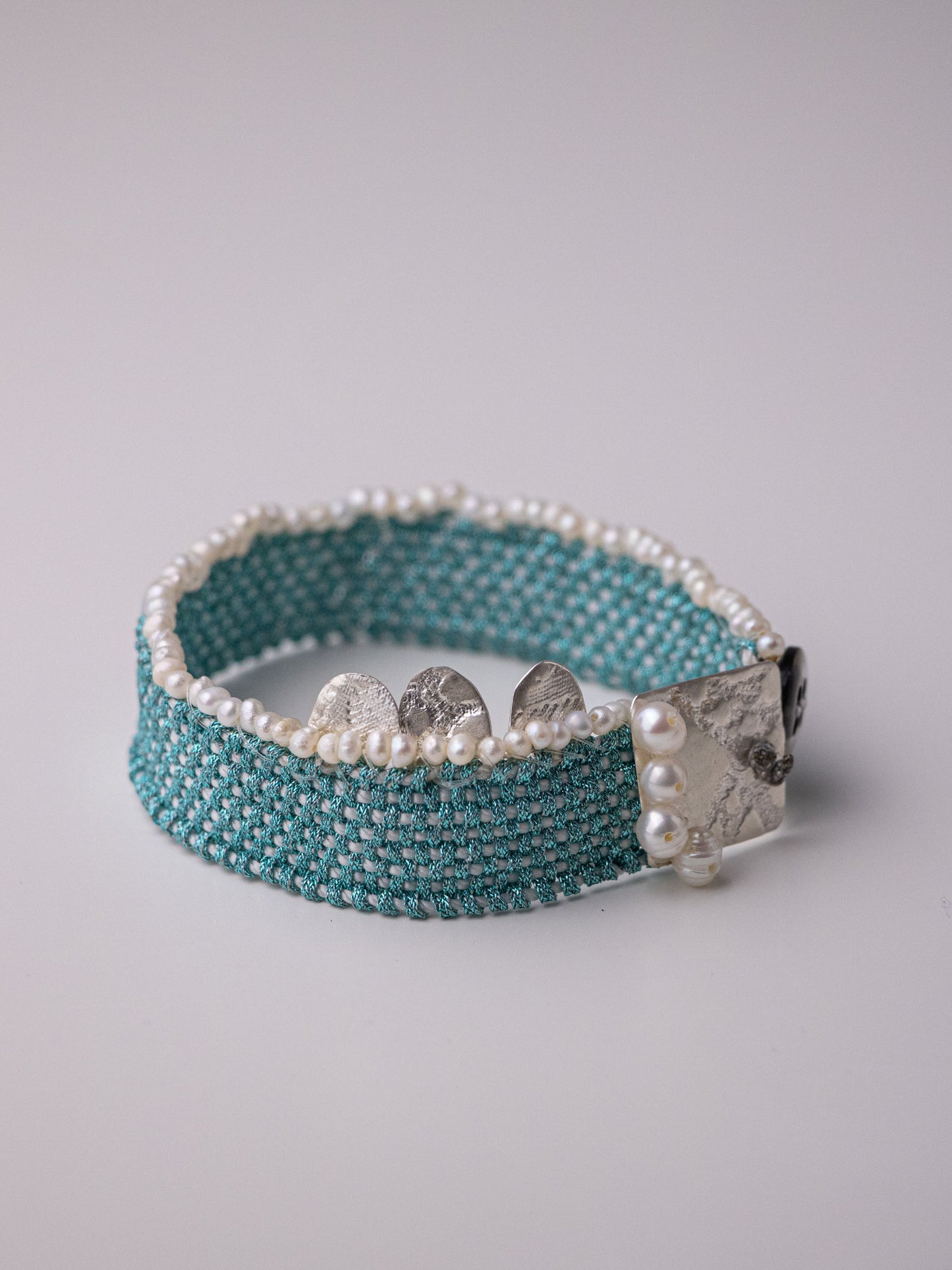 Χειροποίητo υφαντό βραχιόλι από καθαρό ασήμι και μαργαριτάρια 