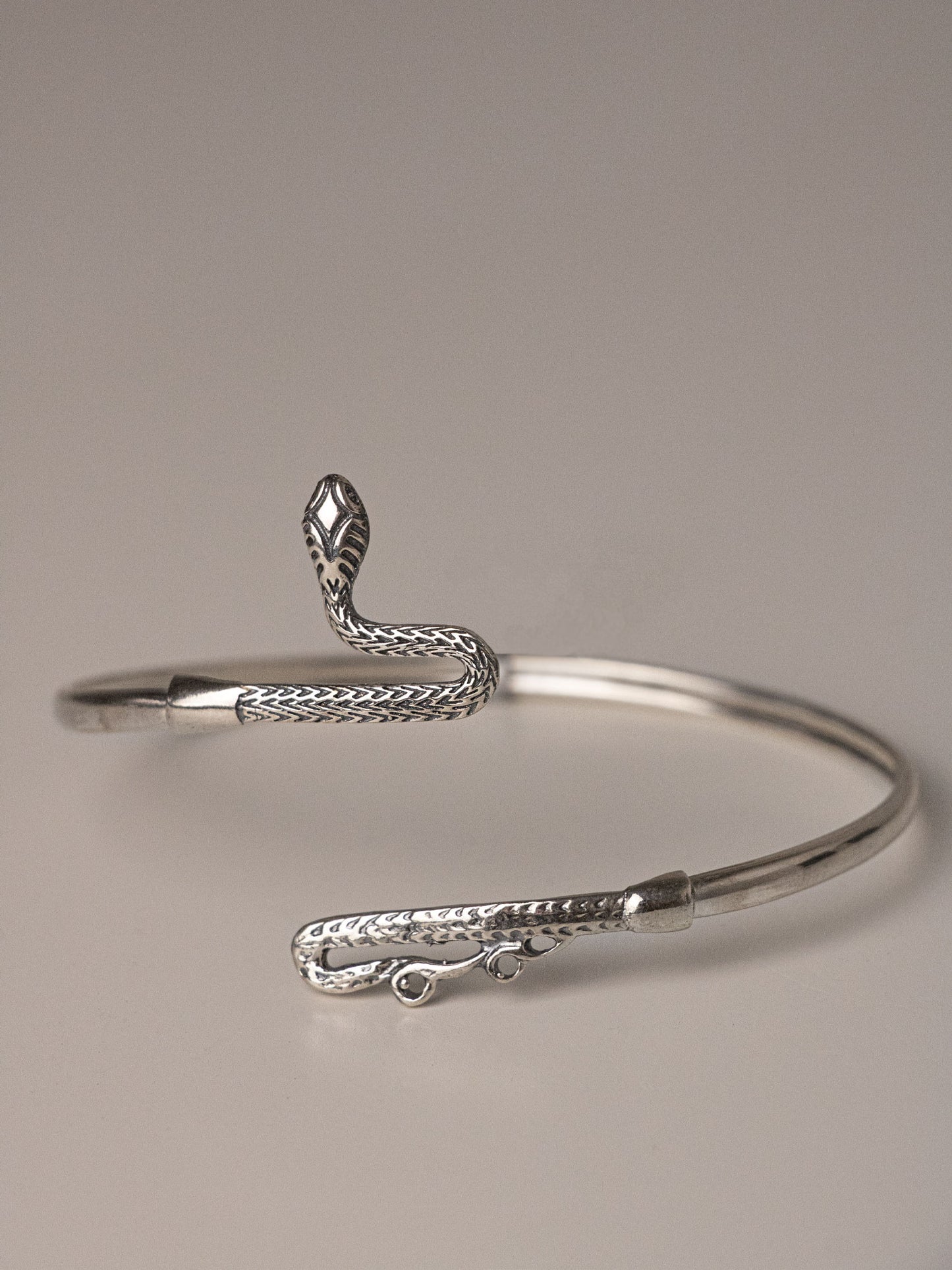 Ασημένιο χειροποίητο σκαλιστό βραχιόλι σε σχήμα φιδιού κατασκευασμένο από ασήμι 925
