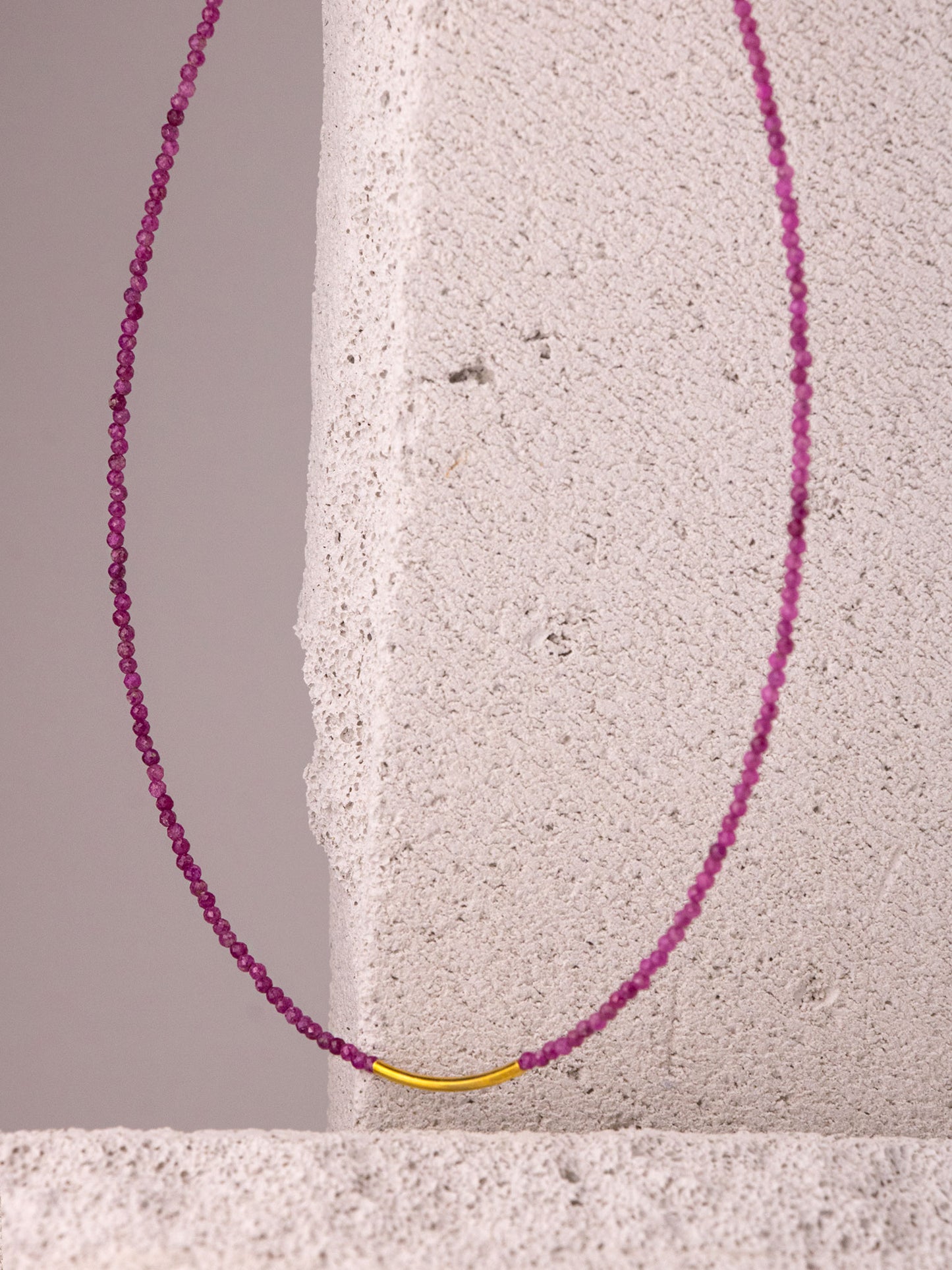 Χειροποίητo κολιέ κατασκευασμένο από ρουμπίνι και επίχρυσο ασήμι 925.