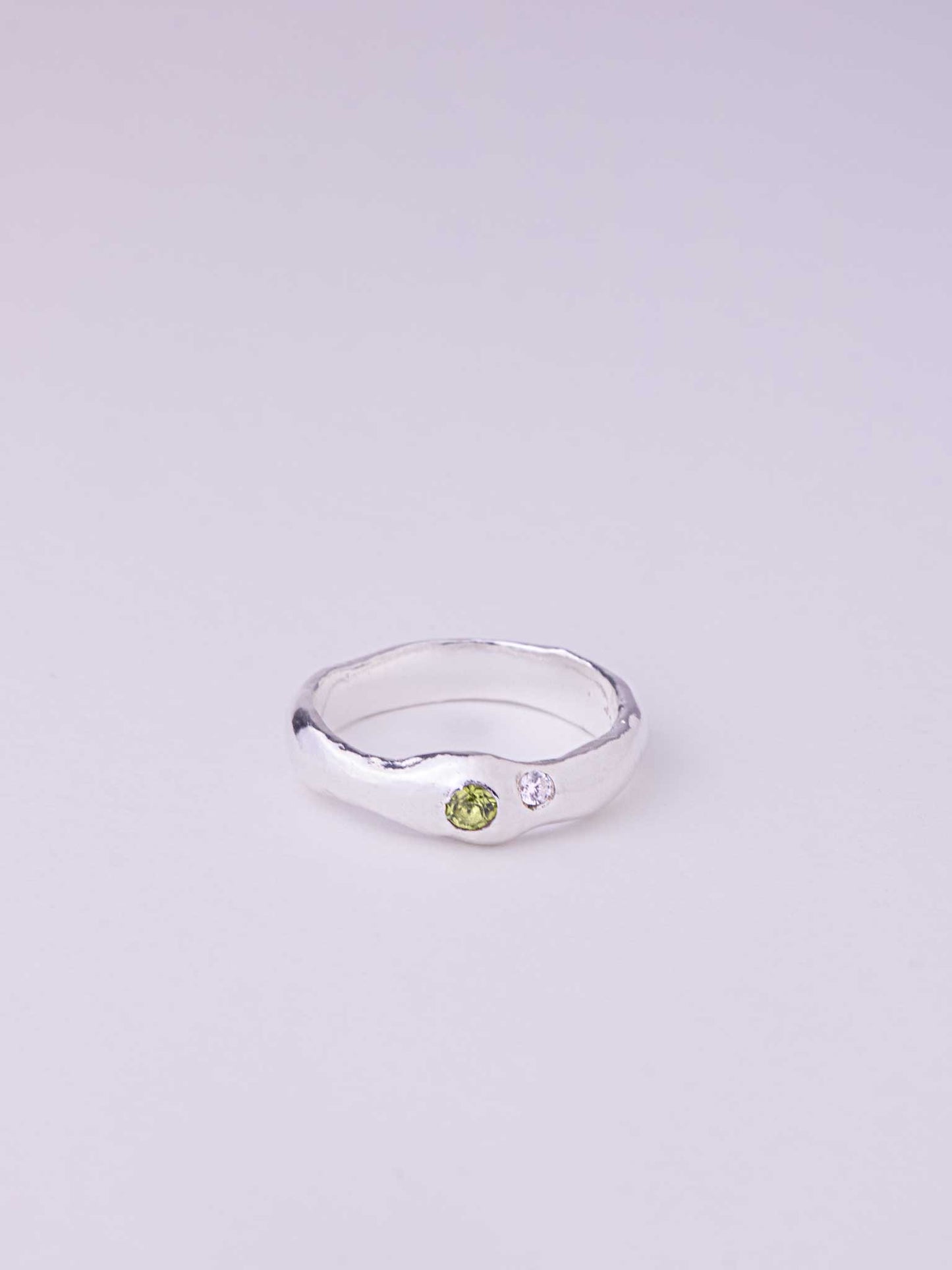 Χειροποίητo χυτό δαχτυλίδι από καθαρό ασήμι με φυσικό Περίδοτο