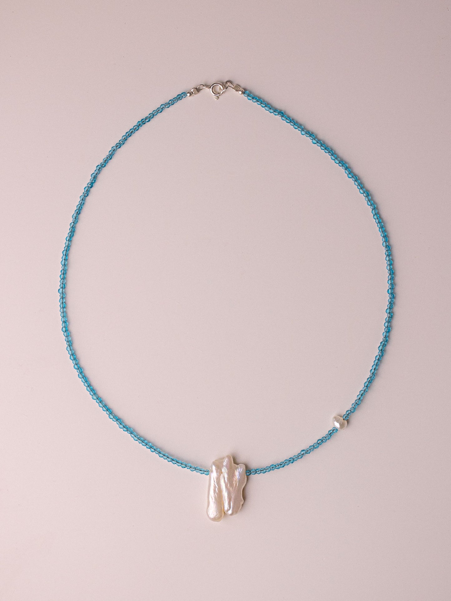 Χειροποίητo κολιέ κατασκευασμένο από τιρκουάζ ζιργκόν, φίλντισι (mother of pearl) και μαργαριτάρι γλυκού νερού με κούμπωμα από ασήμι 925