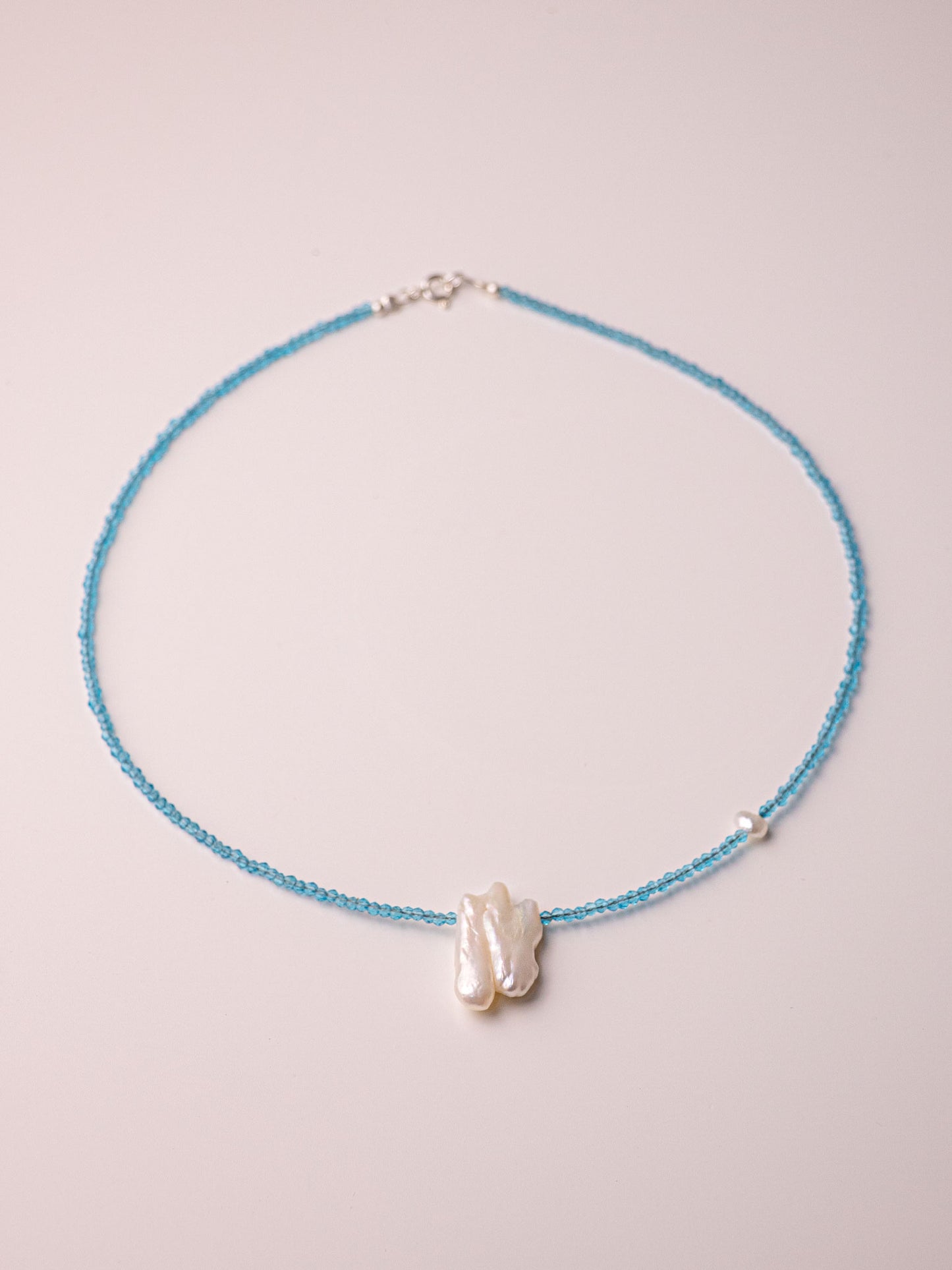 Χειροποίητo κολιέ κατασκευασμένο από τιρκουάζ ζιργκόν, φίλντισι (mother of pearl) και μαργαριτάρι γλυκού νερού με κούμπωμα από ασήμι 925