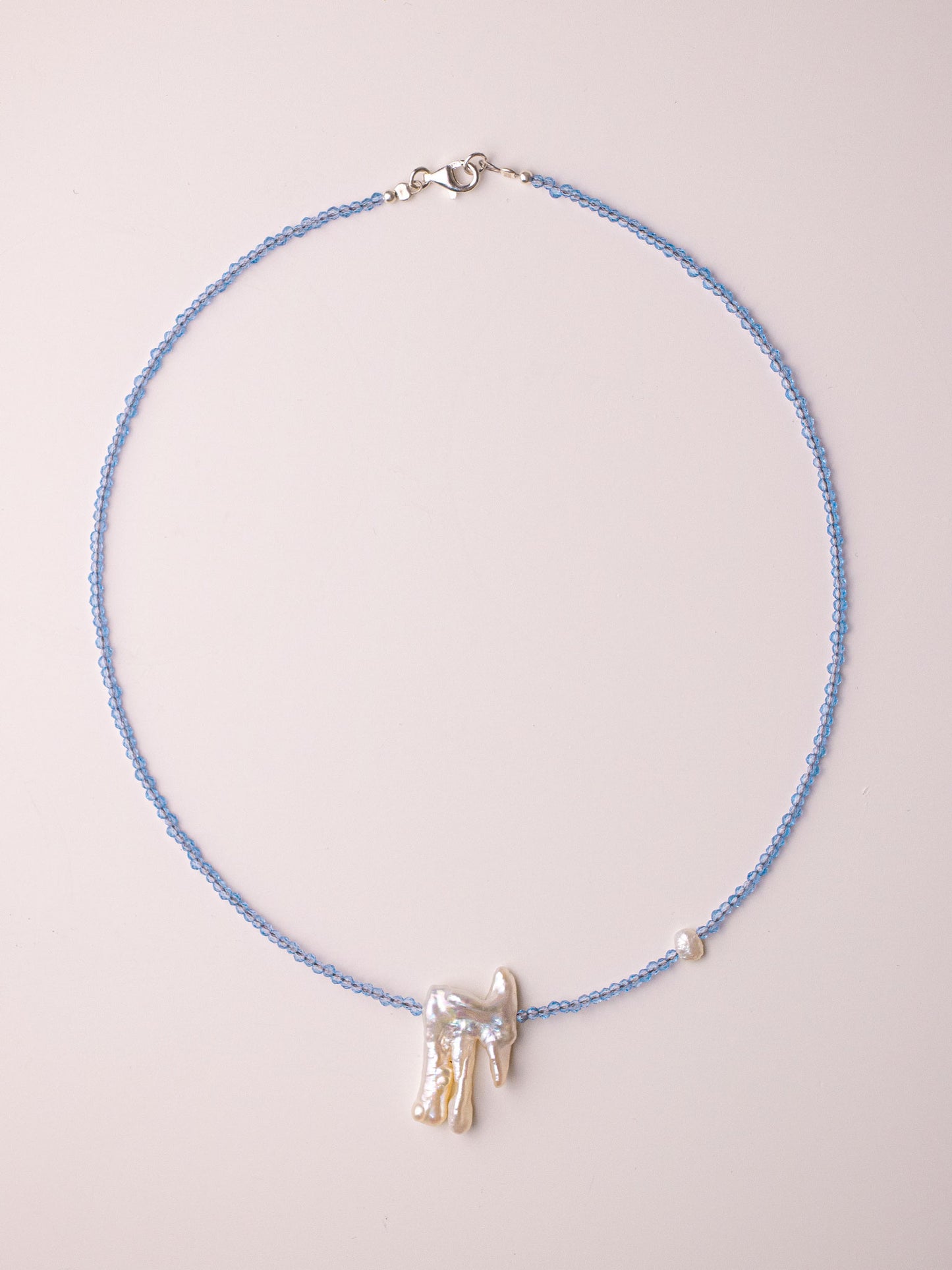 Χειροποίητo κολιέ κατασκευασμένο από μπλε ζιργκόν, φίλντισι (mother of pearl) και μαργαριτάρι γλυκού νερού με κούμπωμα από ασήμι 925