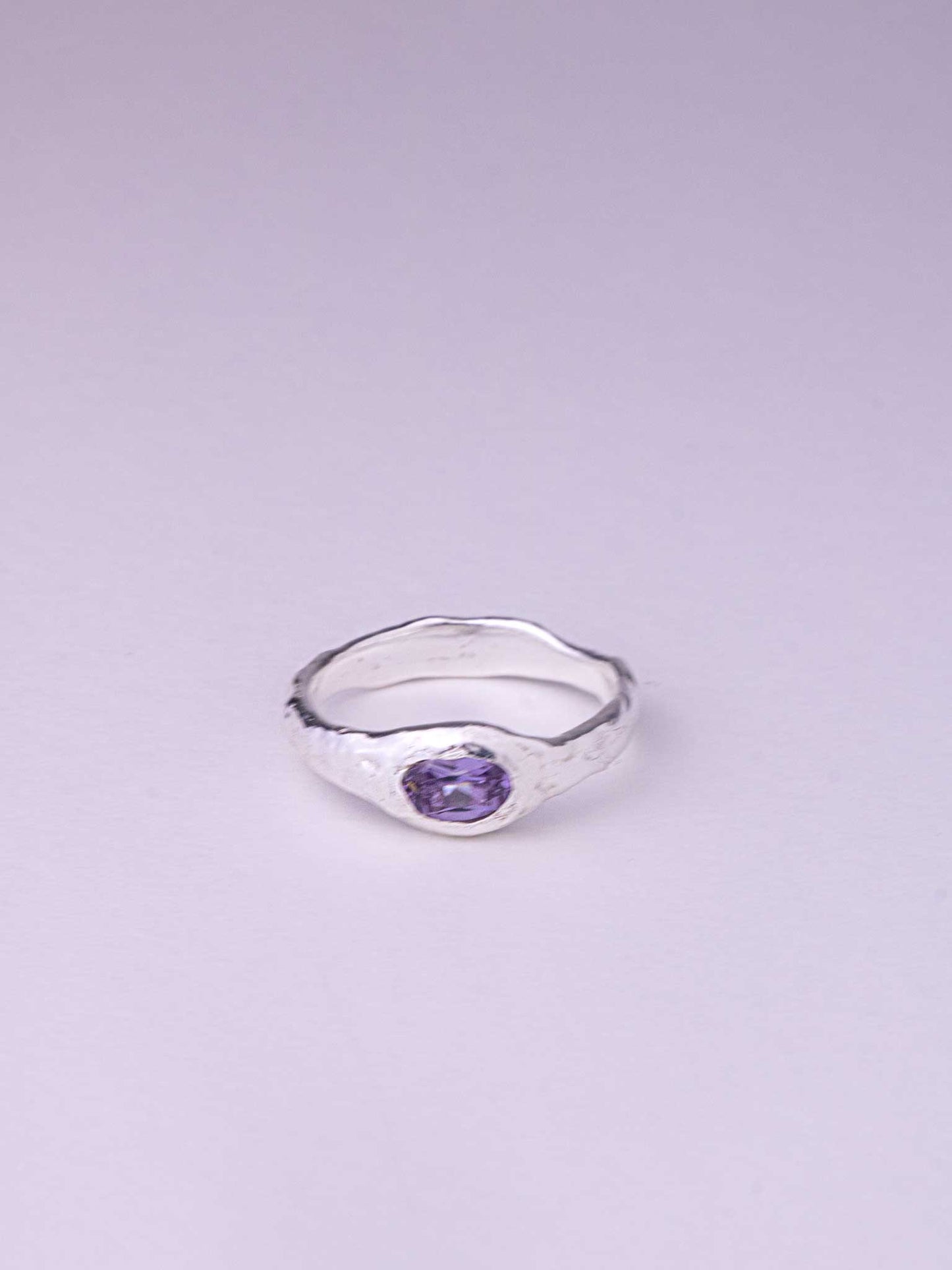 Χειροποίητo χυτό δαχτυλίδι από καθαρό ασήμι με μωβ Cubic Zirconia