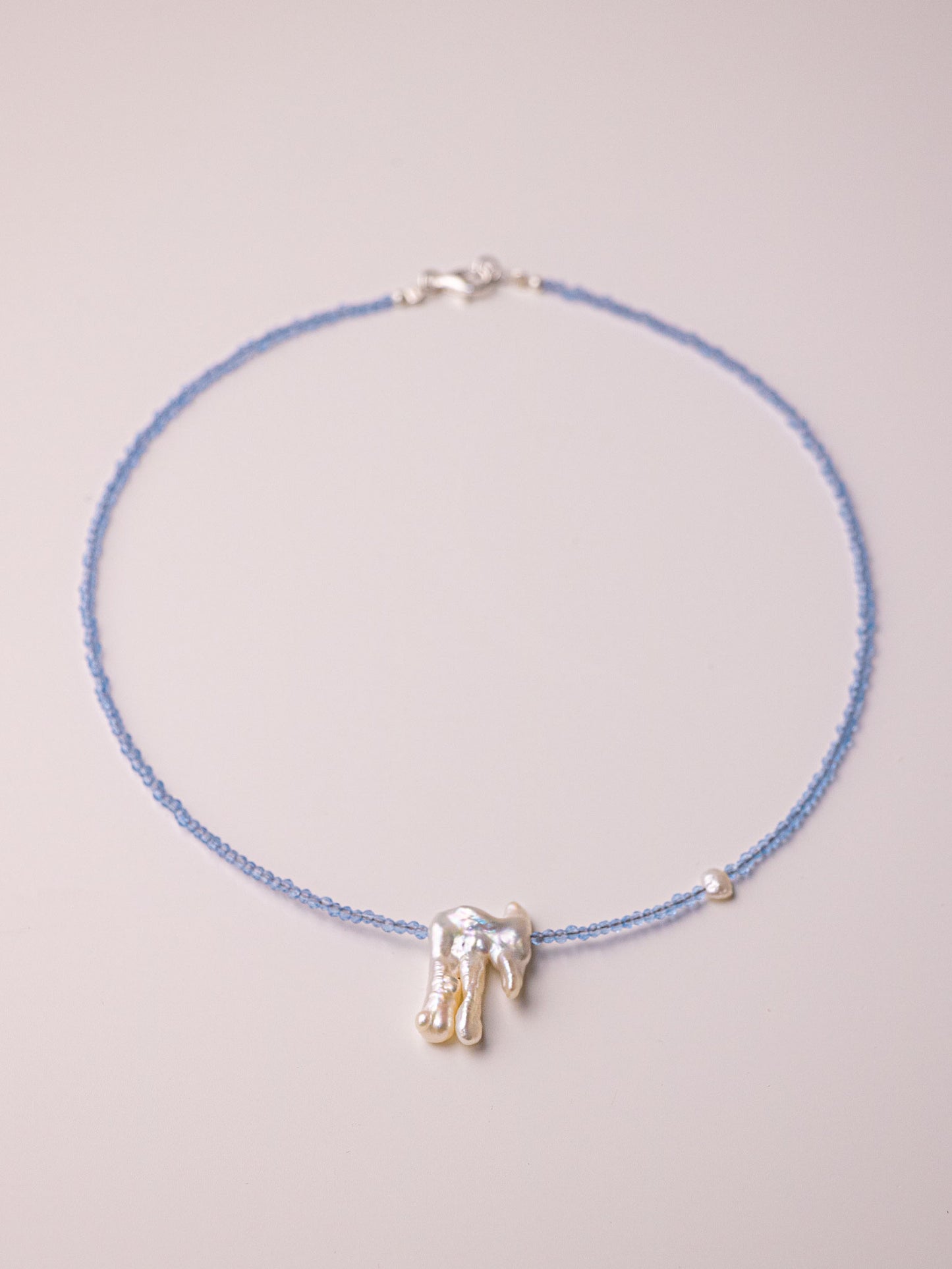 Χειροποίητo κολιέ κατασκευασμένο από μπλε ζιργκόν, φίλντισι (mother of pearl) και μαργαριτάρι γλυκού νερού με κούμπωμα από ασήμι 925