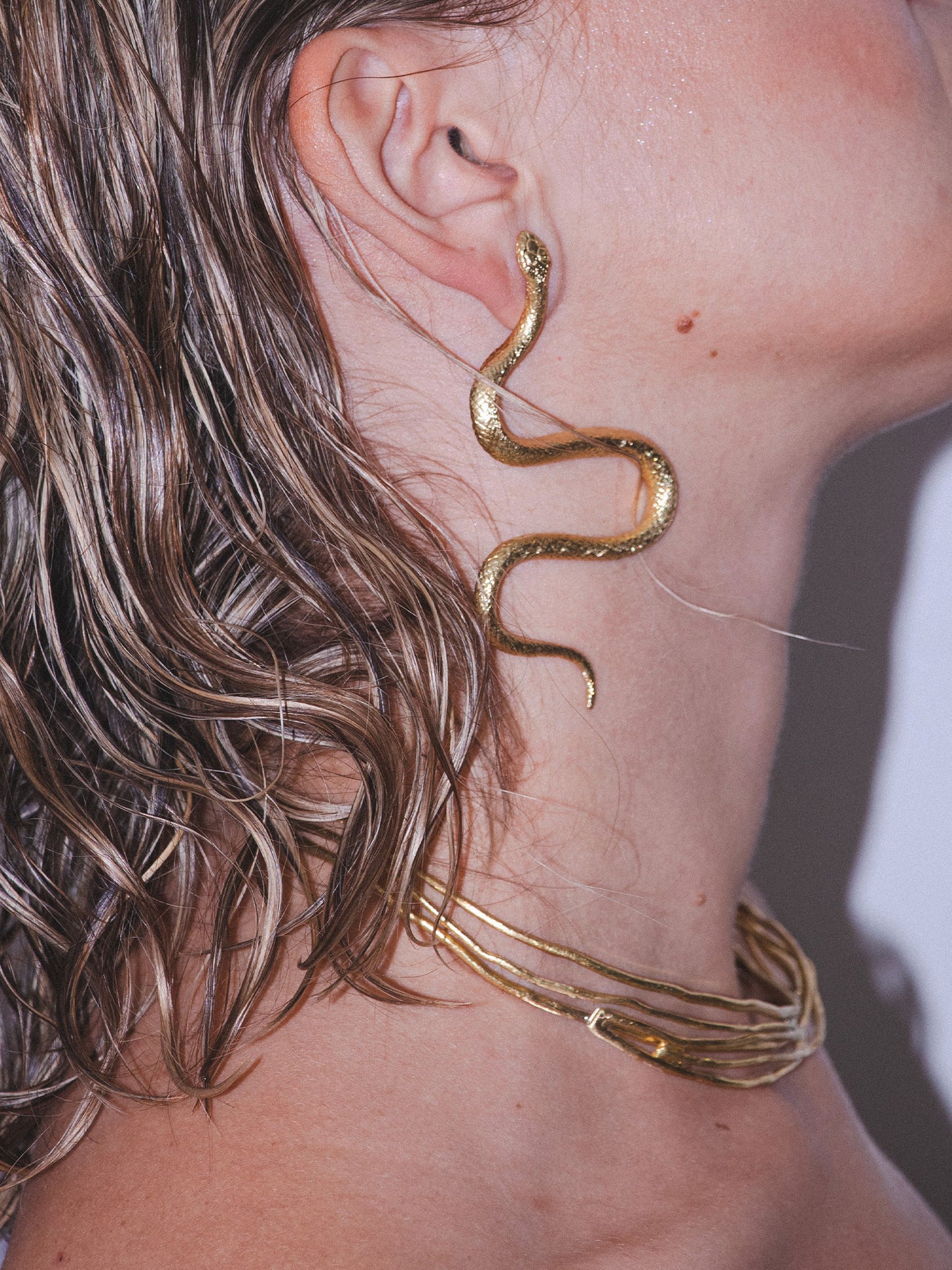 Χειροποίητα σκουλαρίκια Kalliope σε σχήμα φιδιού κατασκευασμένα στην Ελλάδα