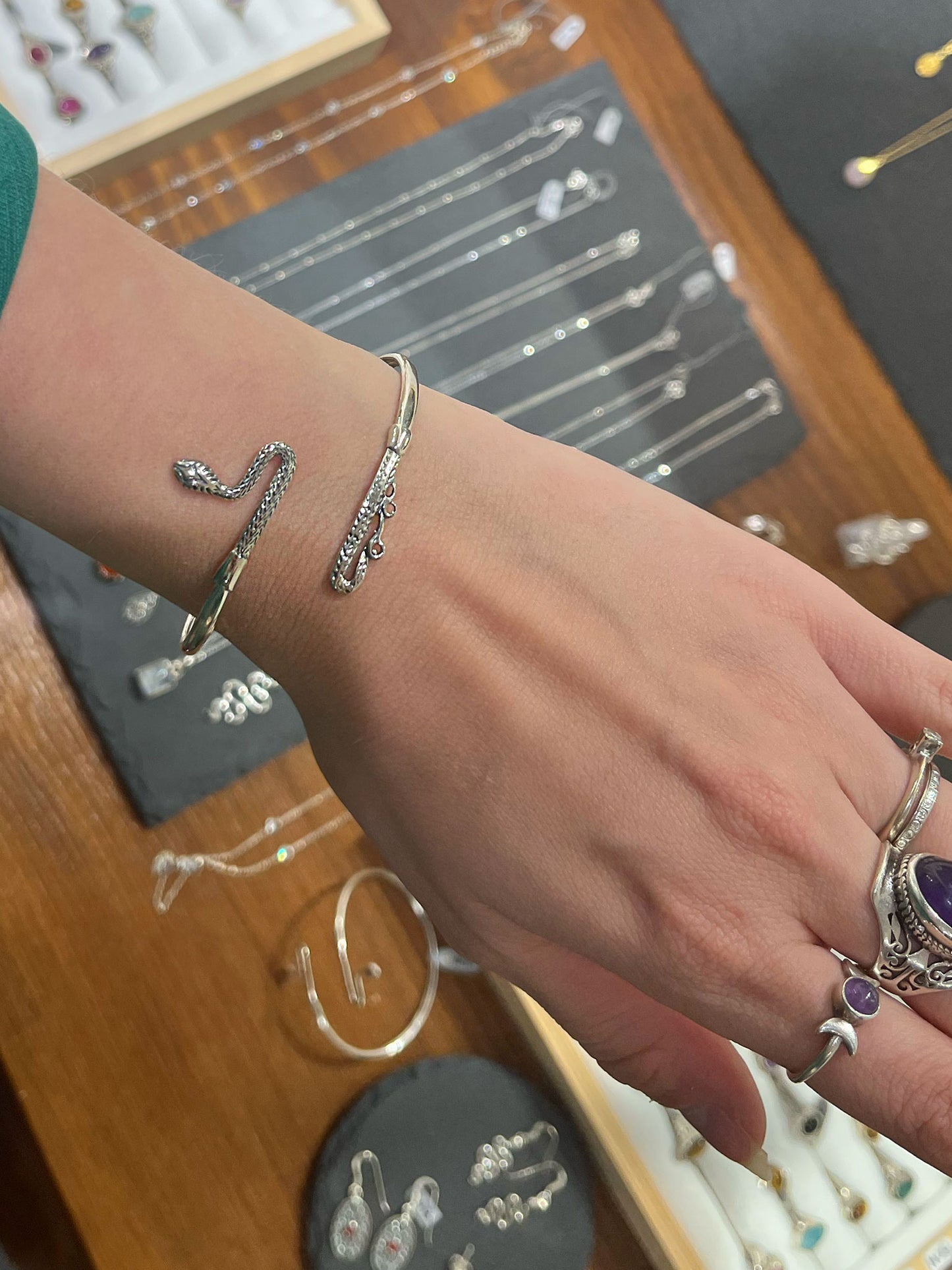 Ασημένιο χειροποίητο σκαλιστό βραχιόλι σε σχήμα φιδιού κατασκευασμένο από ασήμι 925