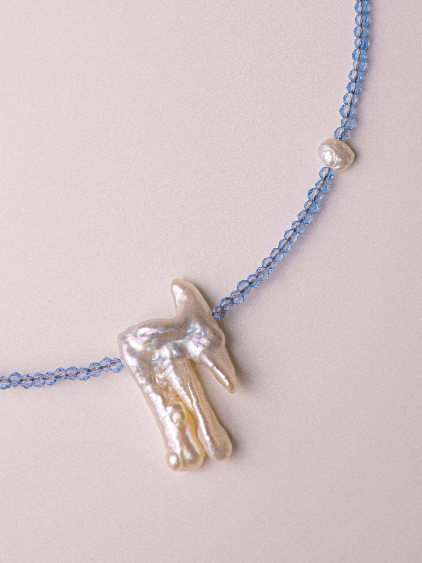 Χειροποίητo κολιέ κατασκευασμένο από μπλε ζιργκόν, φίλντισι (mother of pearl) και μαργαριτάρι γλυκού νερού με κούμπωμα από ασήμι 925