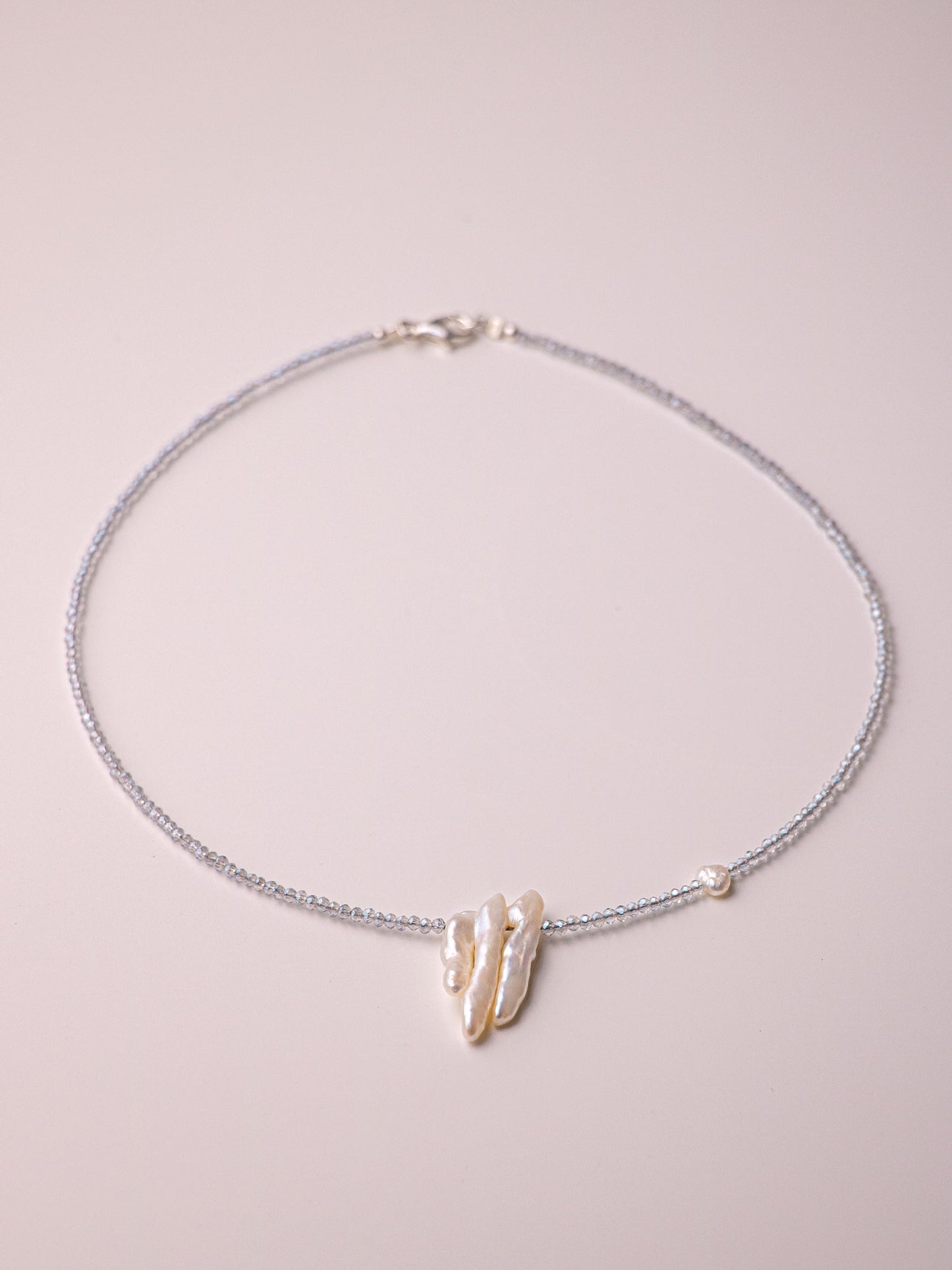 Χειροποίητo κολιέ κατασκευασμένο από γαλάζιο ζιργκόν, φίλντισι (mother of pearl) και μαργαριτάρι γλυκού νερού με κούμπωμα από ασήμι 925