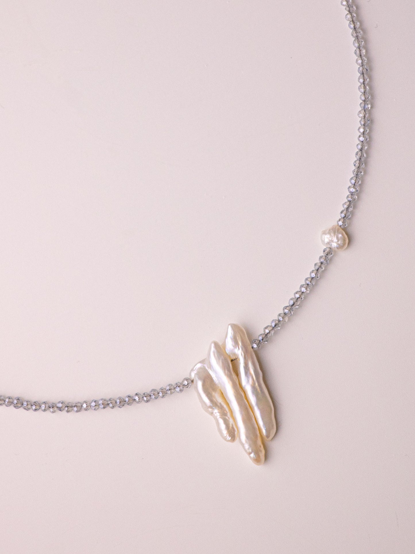 Χειροποίητo κολιέ κατασκευασμένο από γαλάζιο ζιργκόν, φίλντισι (mother of pearl) και μαργαριτάρι γλυκού νερού με κούμπωμα από ασήμι 925