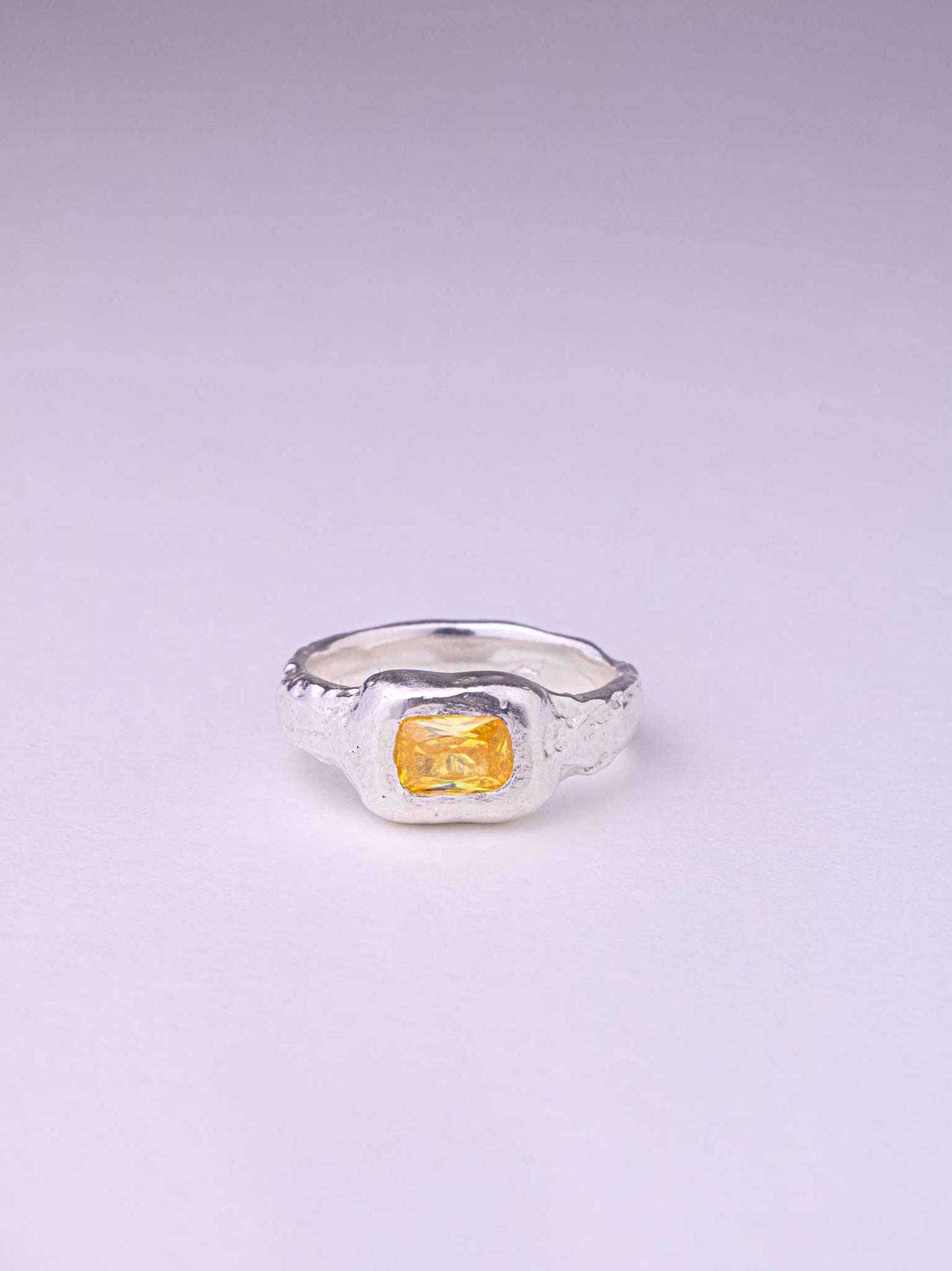 Χειροποίητo χυτό δαχτυλίδι από καθαρό ασήμι με κίτρινο Cubic Zirconia