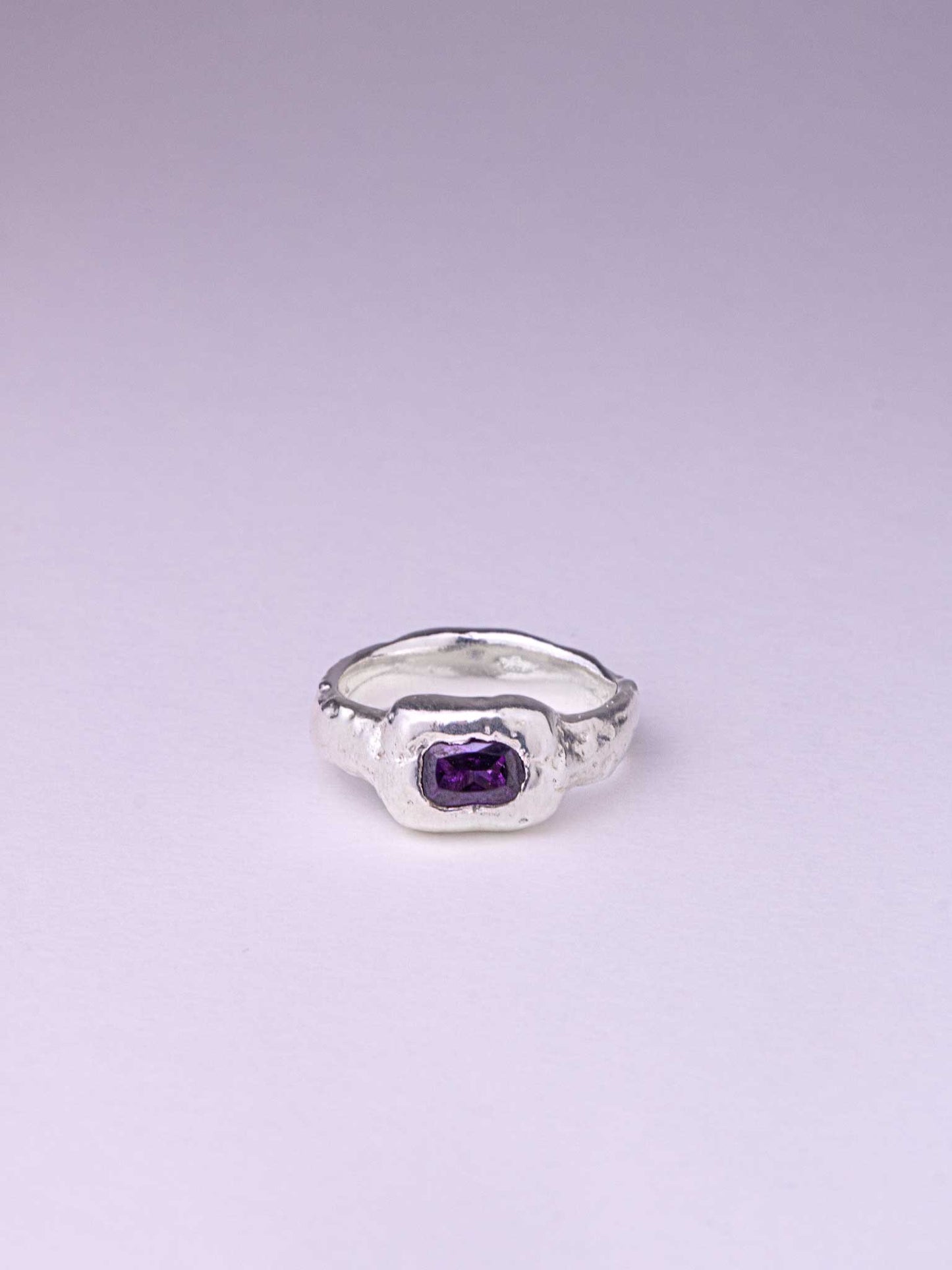 Χειροποίητo χυτό δαχτυλίδι από καθαρό ασήμι με μωβ Cubic Zirconia