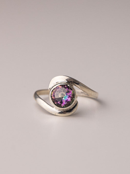 Ασημένιο δαχτυλίδι με τον εντυπωσιακό ημιπολύτιμο λίθο Mystic Topaz κατασκευασμένο από ασήμι 925