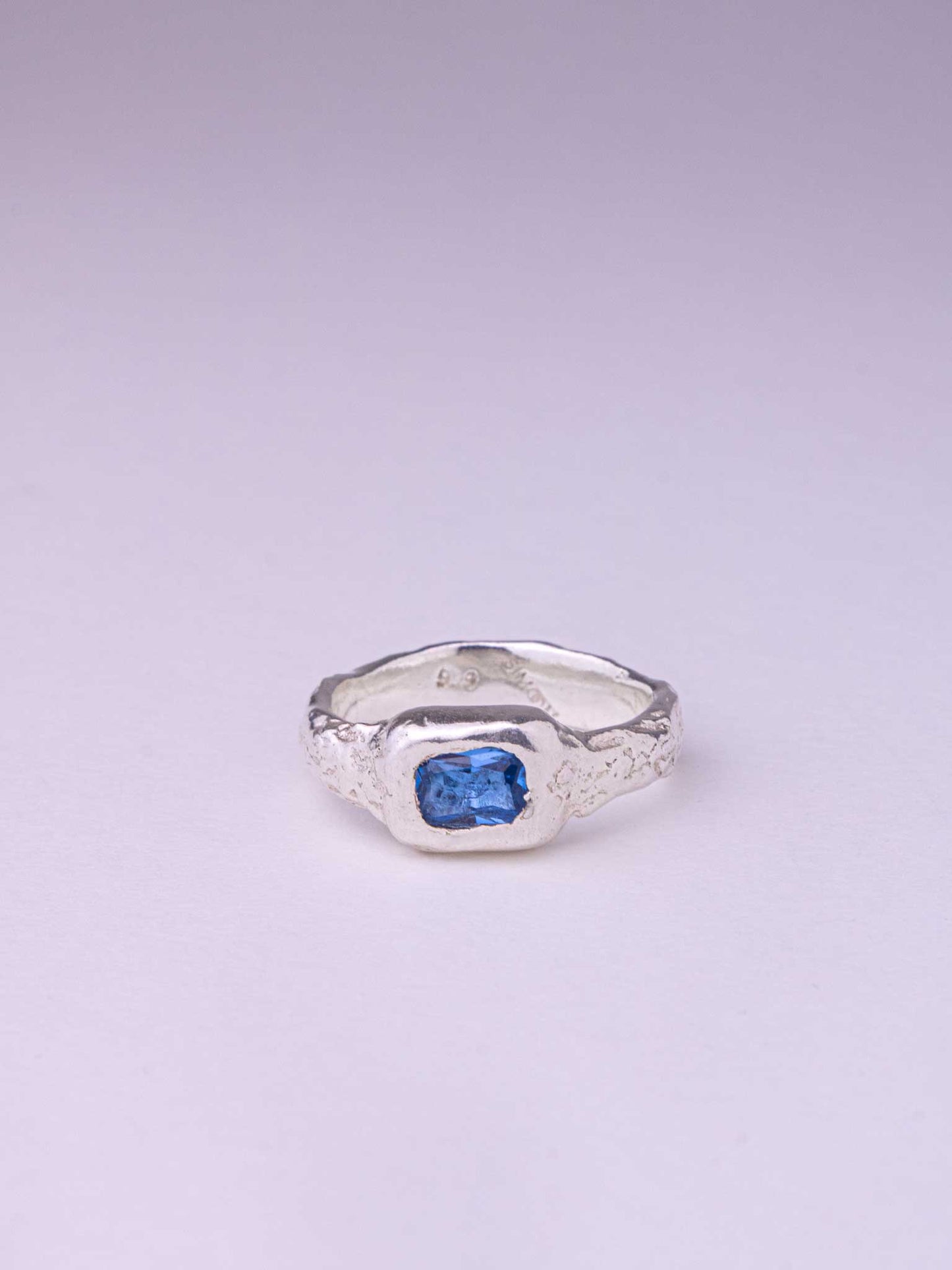 Χειροποίητo χυτό δαχτυλίδι από καθαρό ασήμι με γαλάζιο Cubic Zirconia
