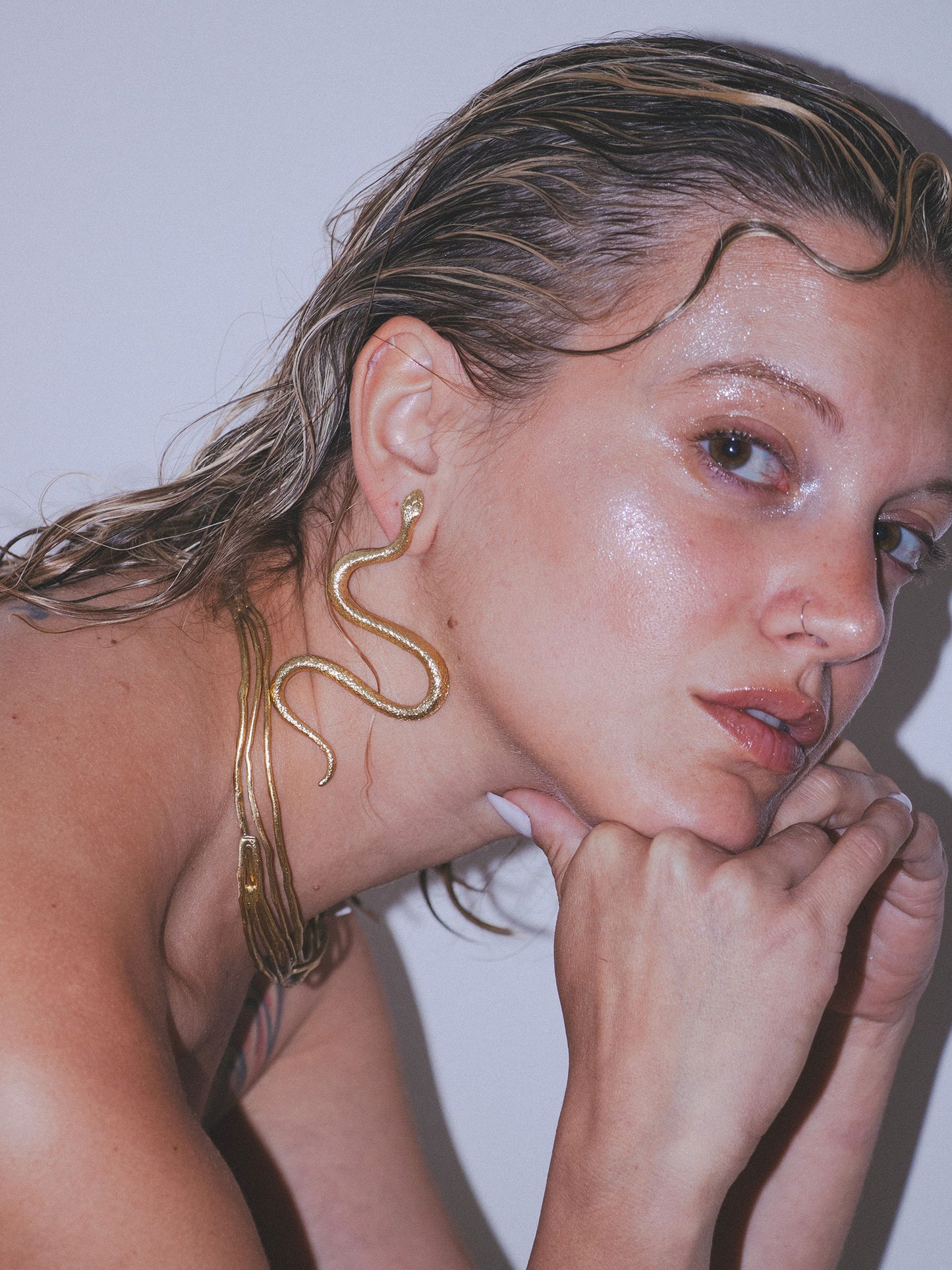 Χειροποίητα σκουλαρίκια Kalliope σε σχήμα φιδιού κατασκευασμένα στην Ελλάδα