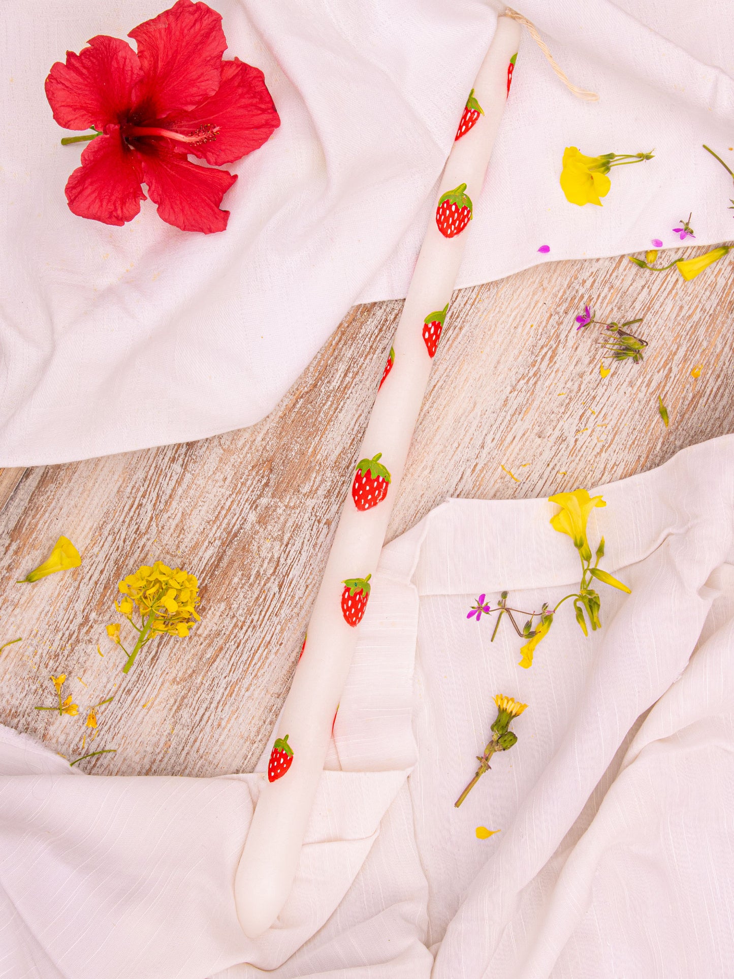 Χειροποίητη λαμπάδα με φραουλίτσες ζωγραφιστή στο χέρι από το Simoon.