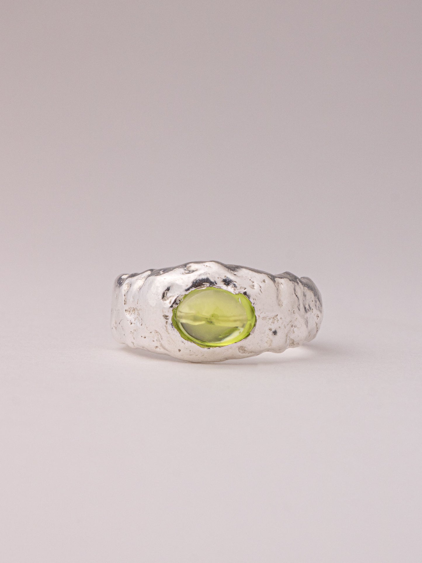 Χειροποίητo χυτό δαχτυλίδι από καθαρό ασήμι με περίδοτο