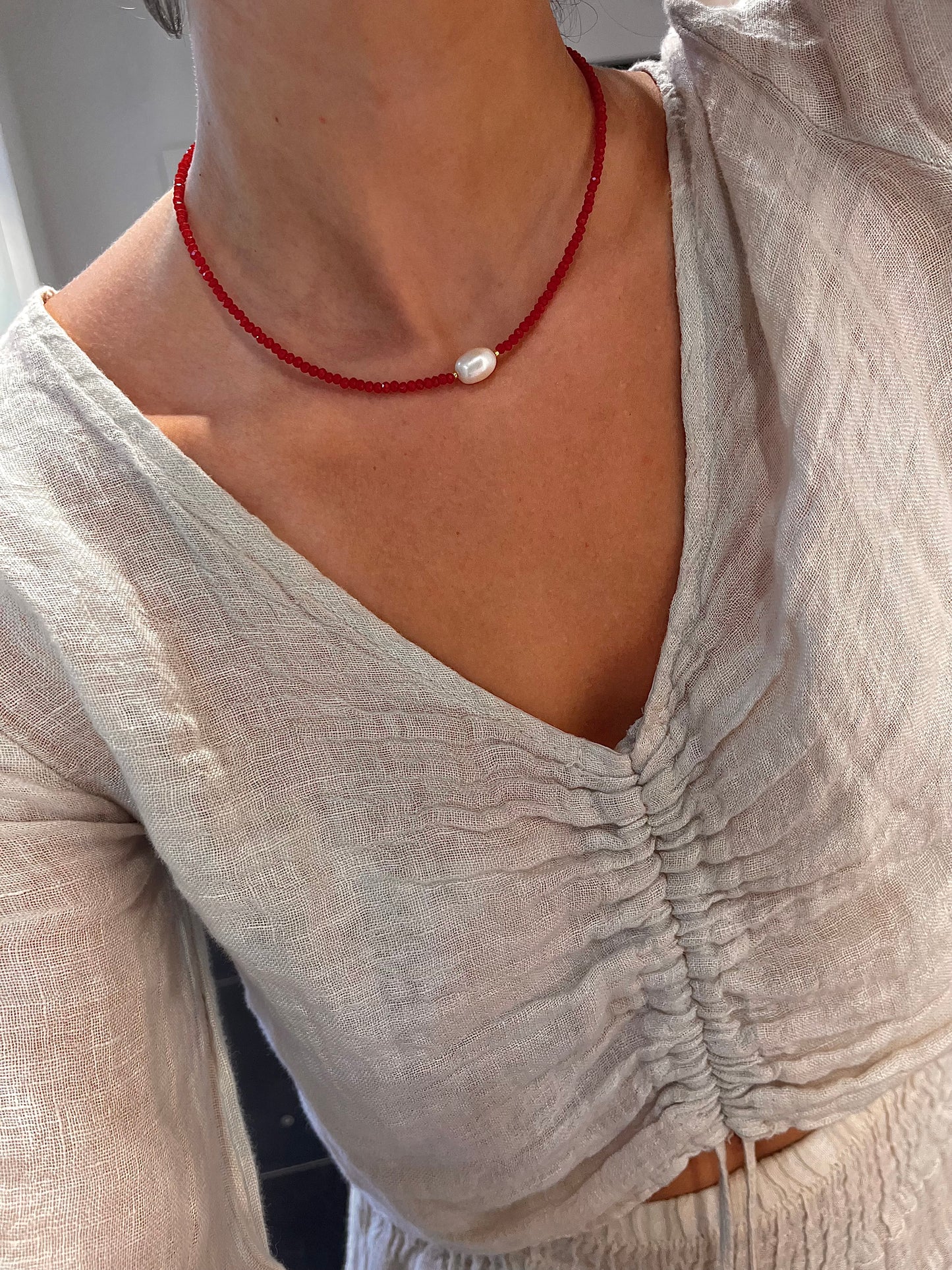 Χειροποίητo κόκκινο κολιέ με μαργαριτάρι και ατσάλινο κούμπωμα