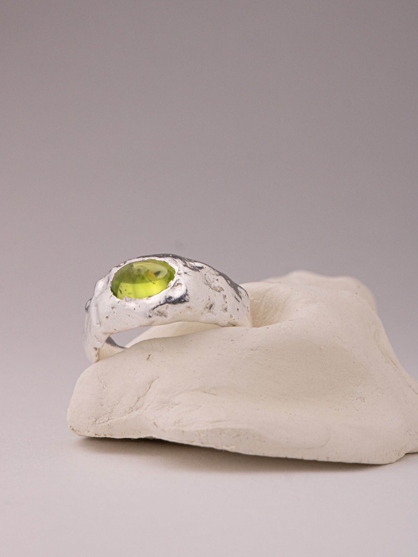 Χειροποίητo χυτό δαχτυλίδι από καθαρό ασήμι με περίδοτο