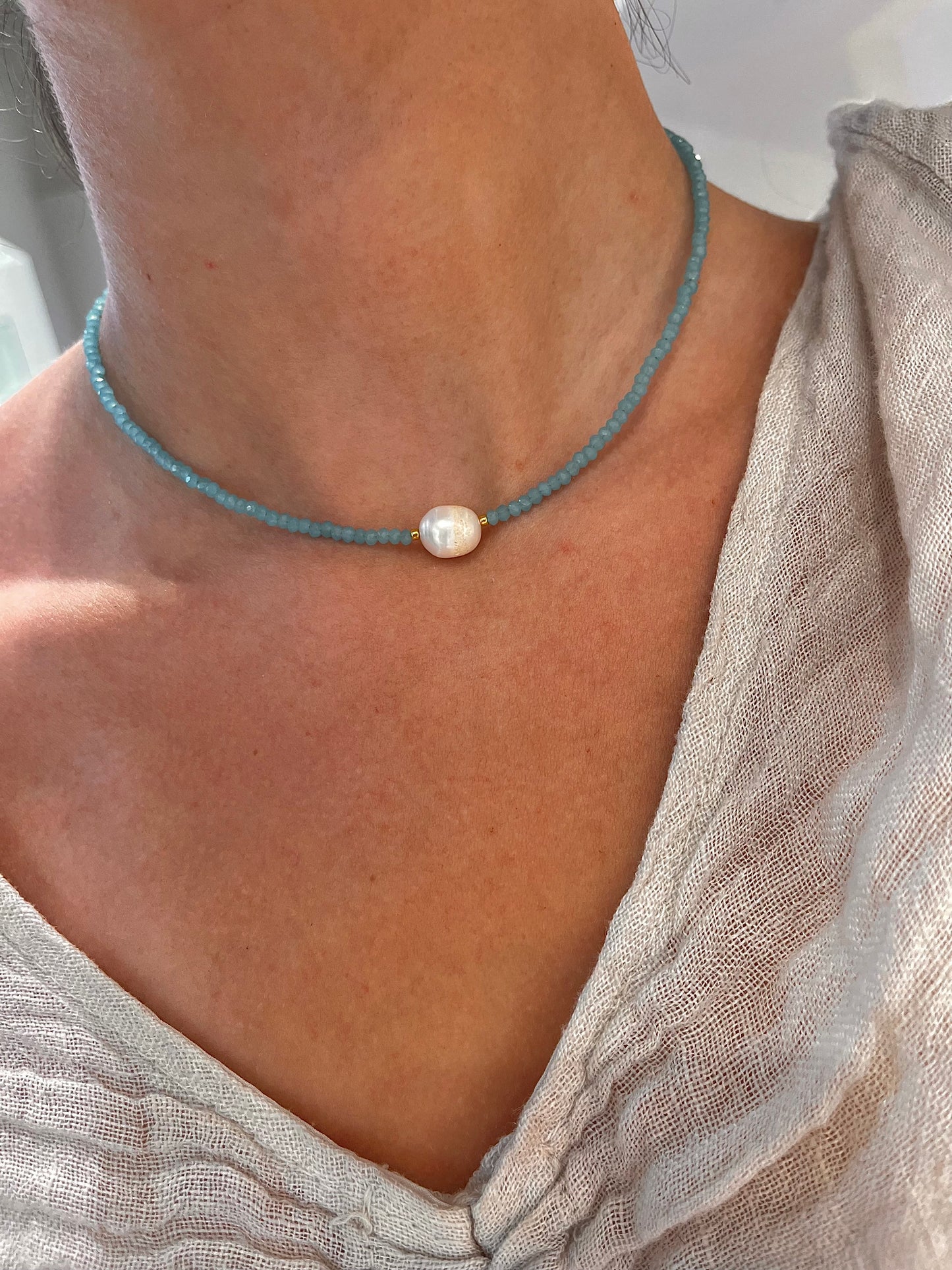 Χειροποίητo γαλάζιο κολιέ με μαργαριτάρι και ατσάλινο κούμπωμα