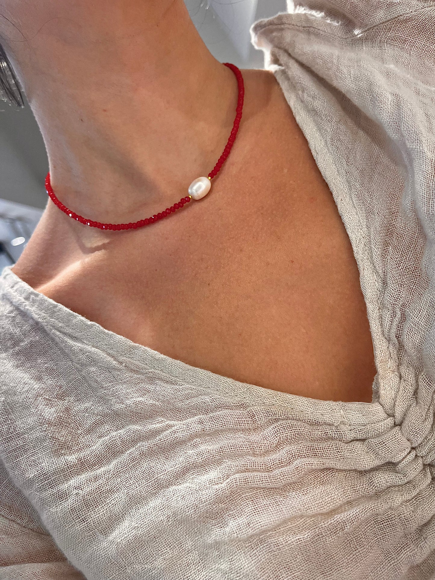 Χειροποίητo κόκκινο κολιέ με μαργαριτάρι και ατσάλινο κούμπωμα